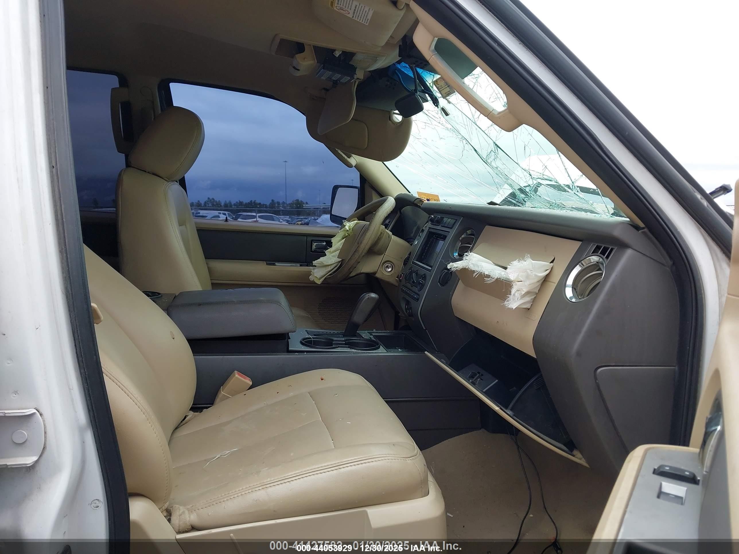 2007 Ford Expedition Xlt Белый vin: 1FMFU16537LA35966