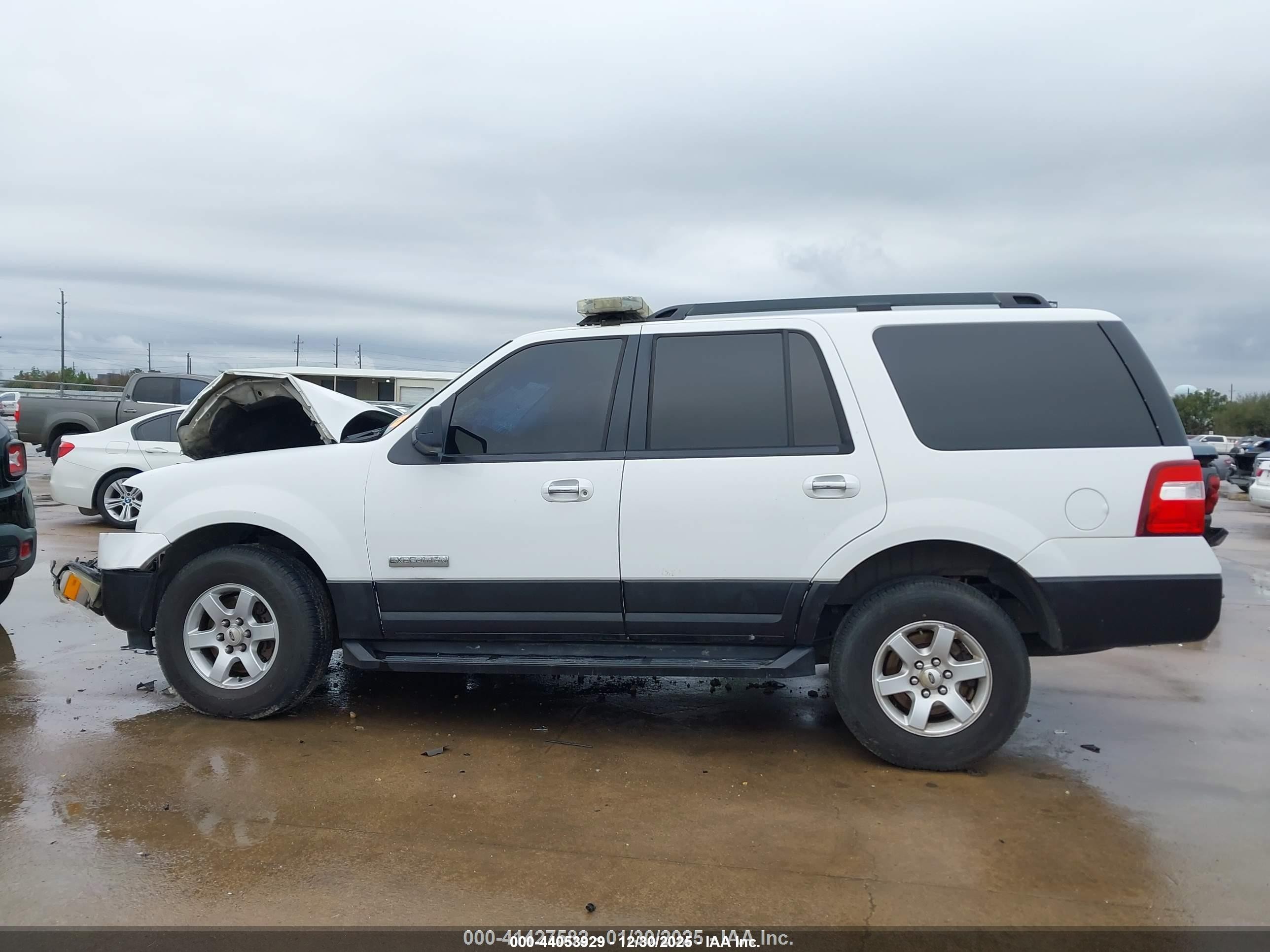 2007 Ford Expedition Xlt Белый vin: 1FMFU16537LA35966