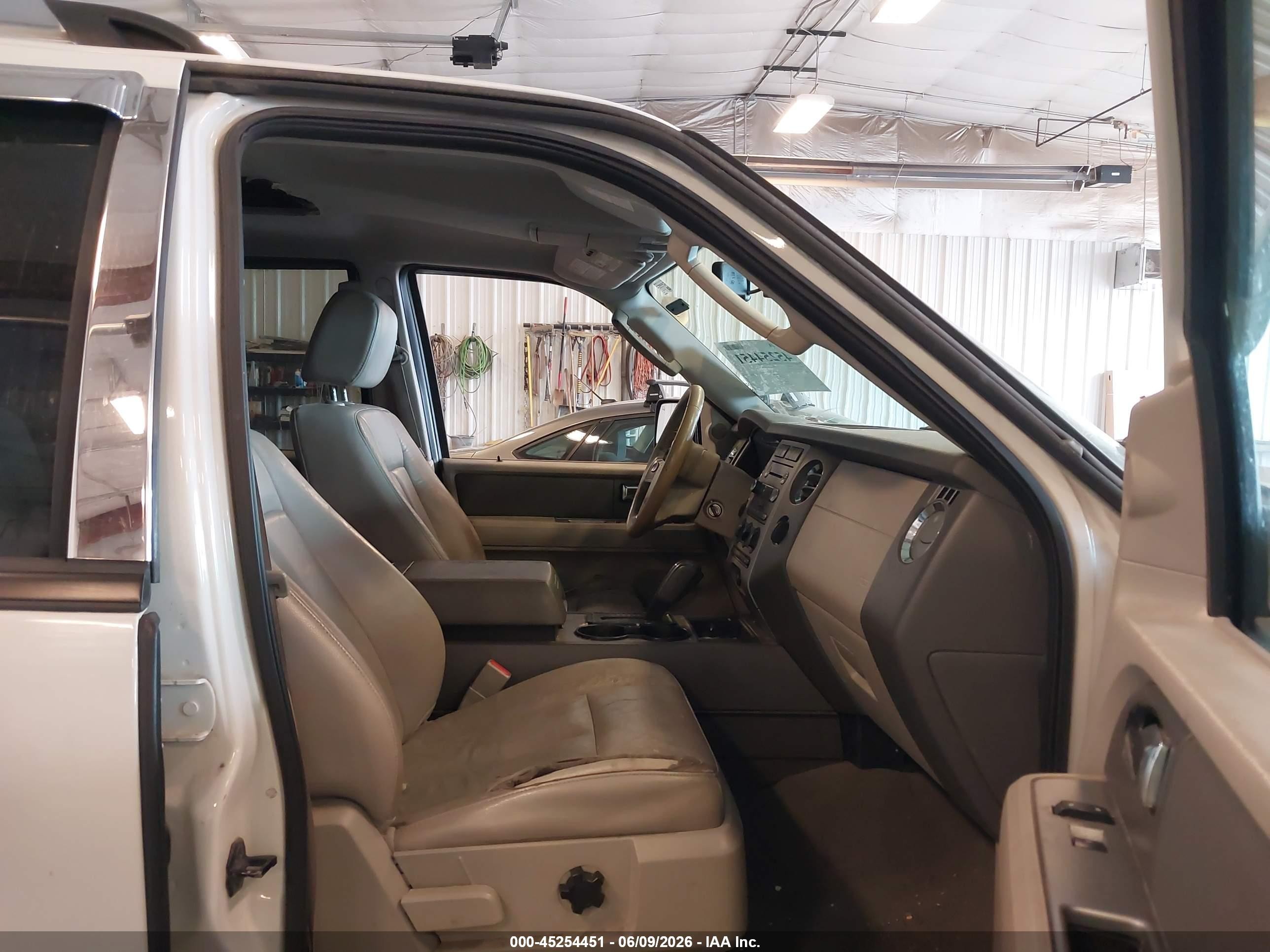 2008 Ford Expedition Xlt White vin: 1FMFU16538LA70184