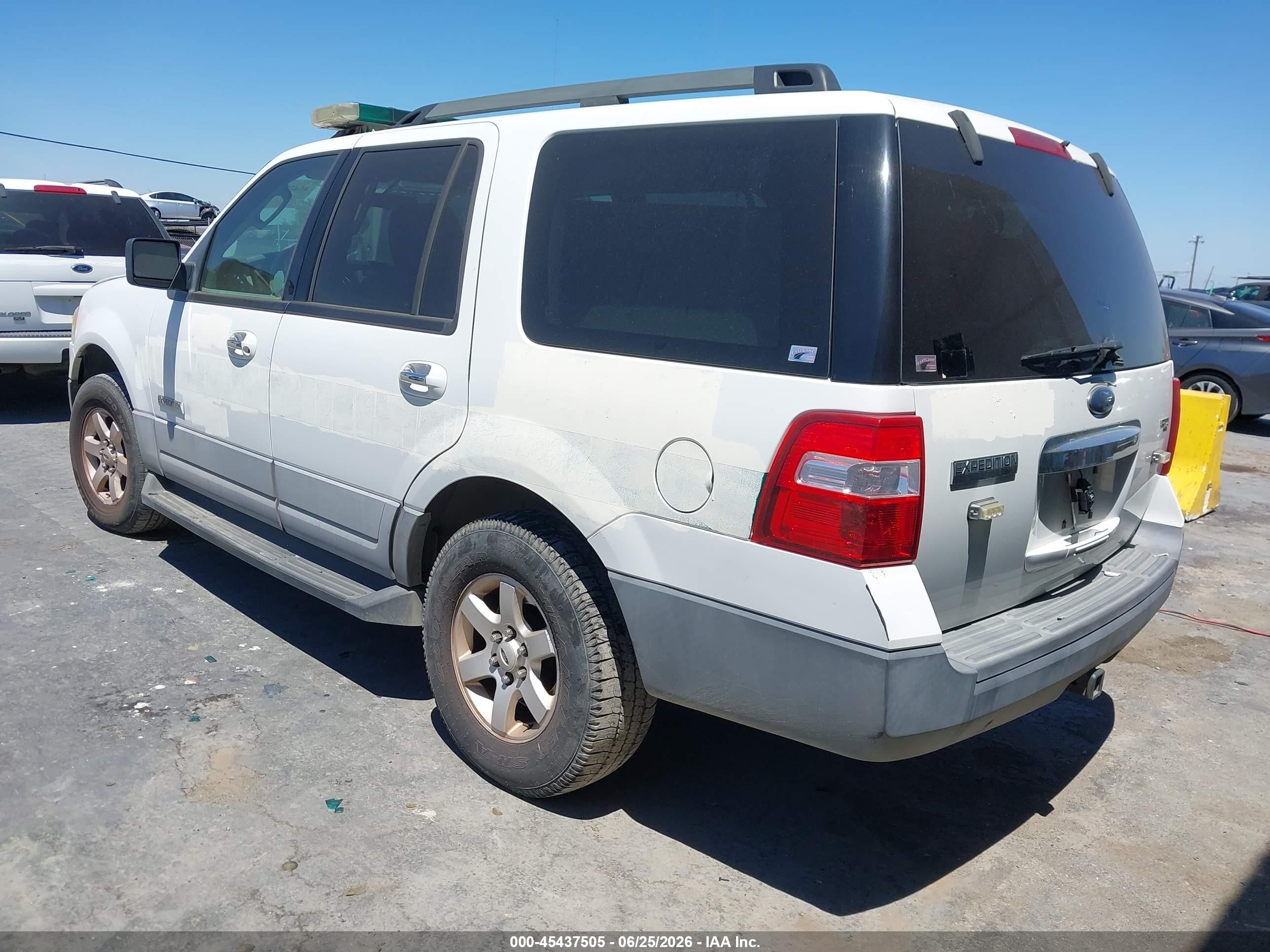 2007 Ford Expedition Xlt Белый vin: 1FMFU16547LA67857