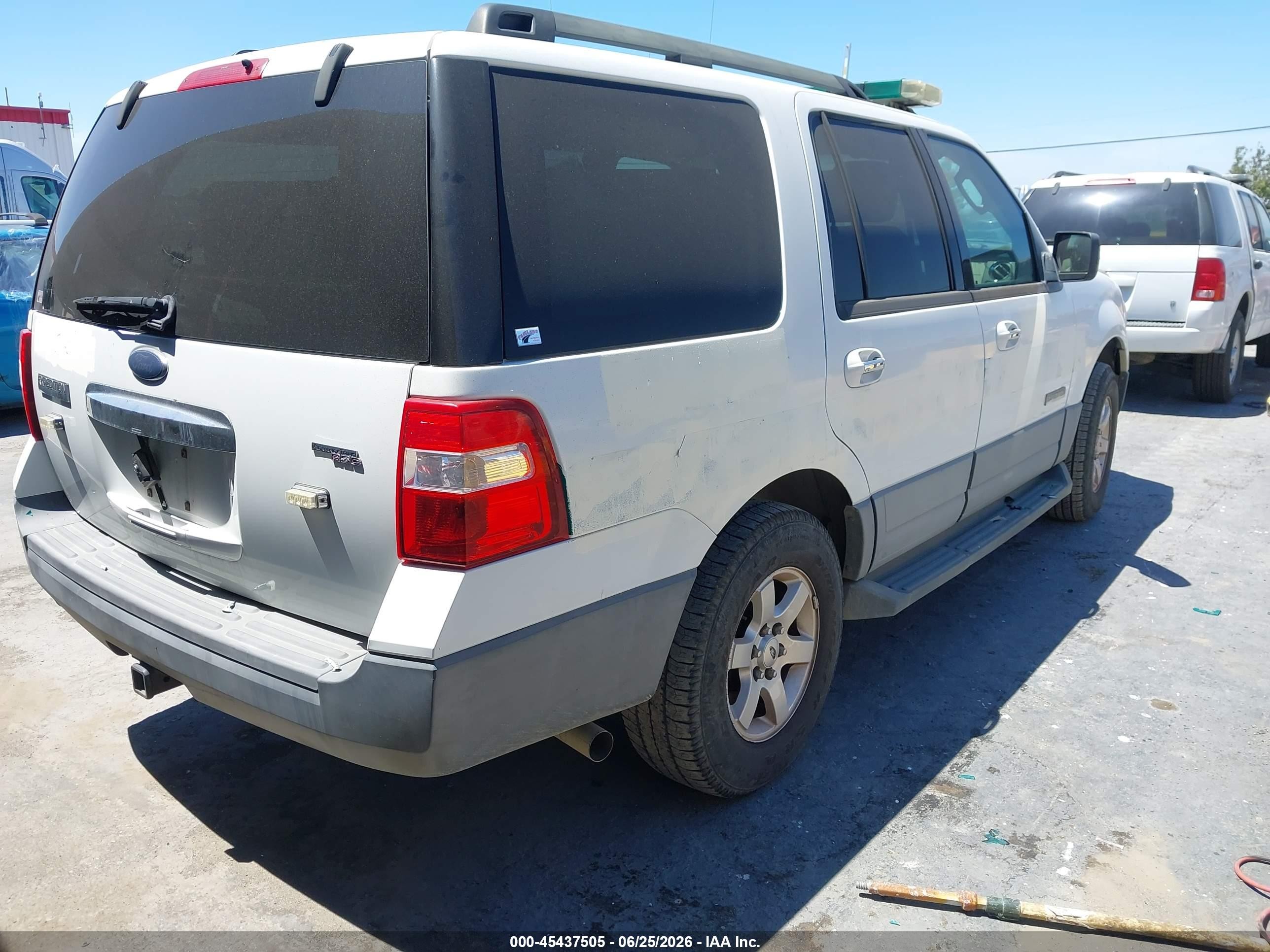 2007 Ford Expedition Xlt Белый vin: 1FMFU16547LA67857