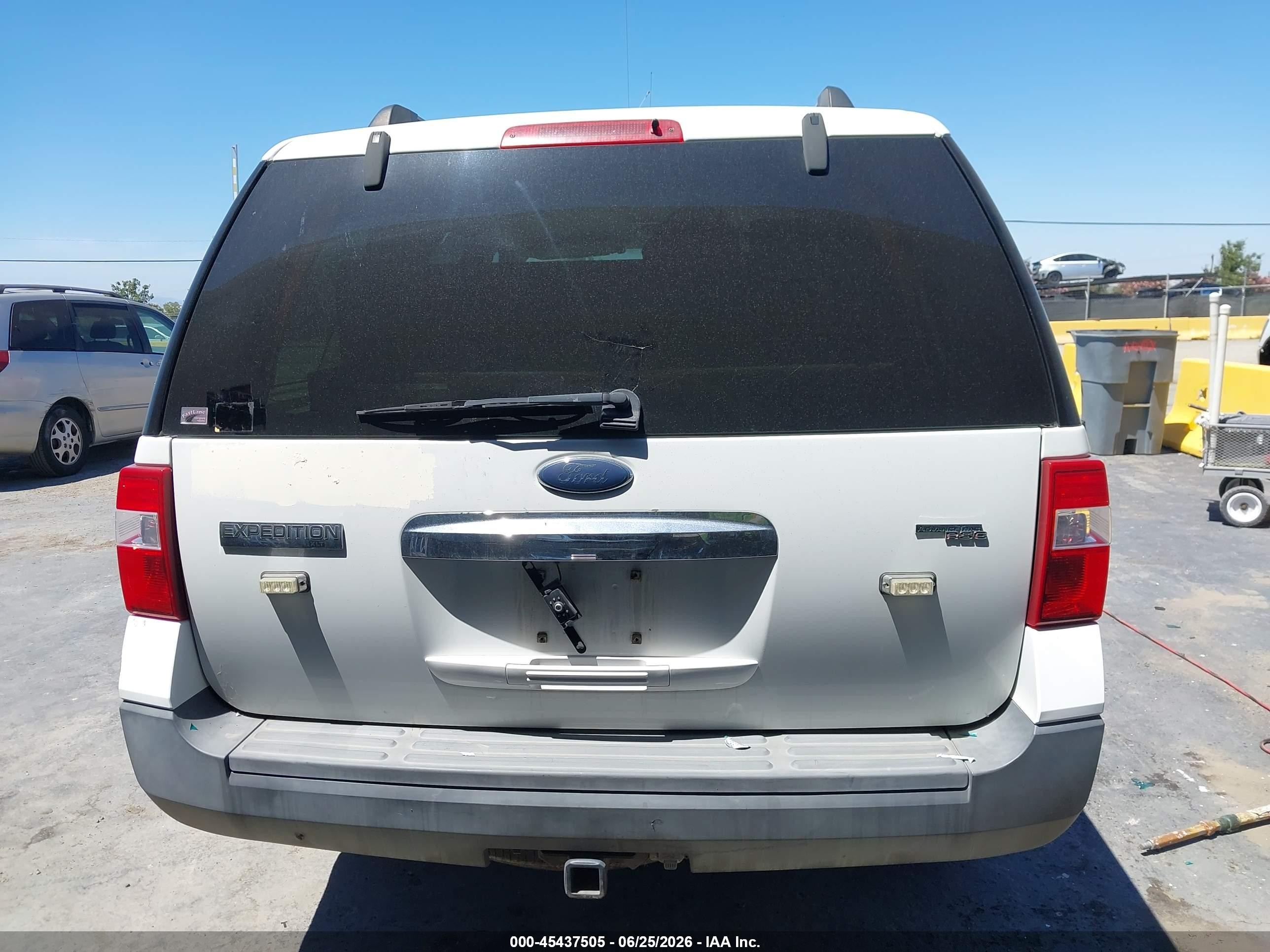 2007 Ford Expedition Xlt Белый vin: 1FMFU16547LA67857