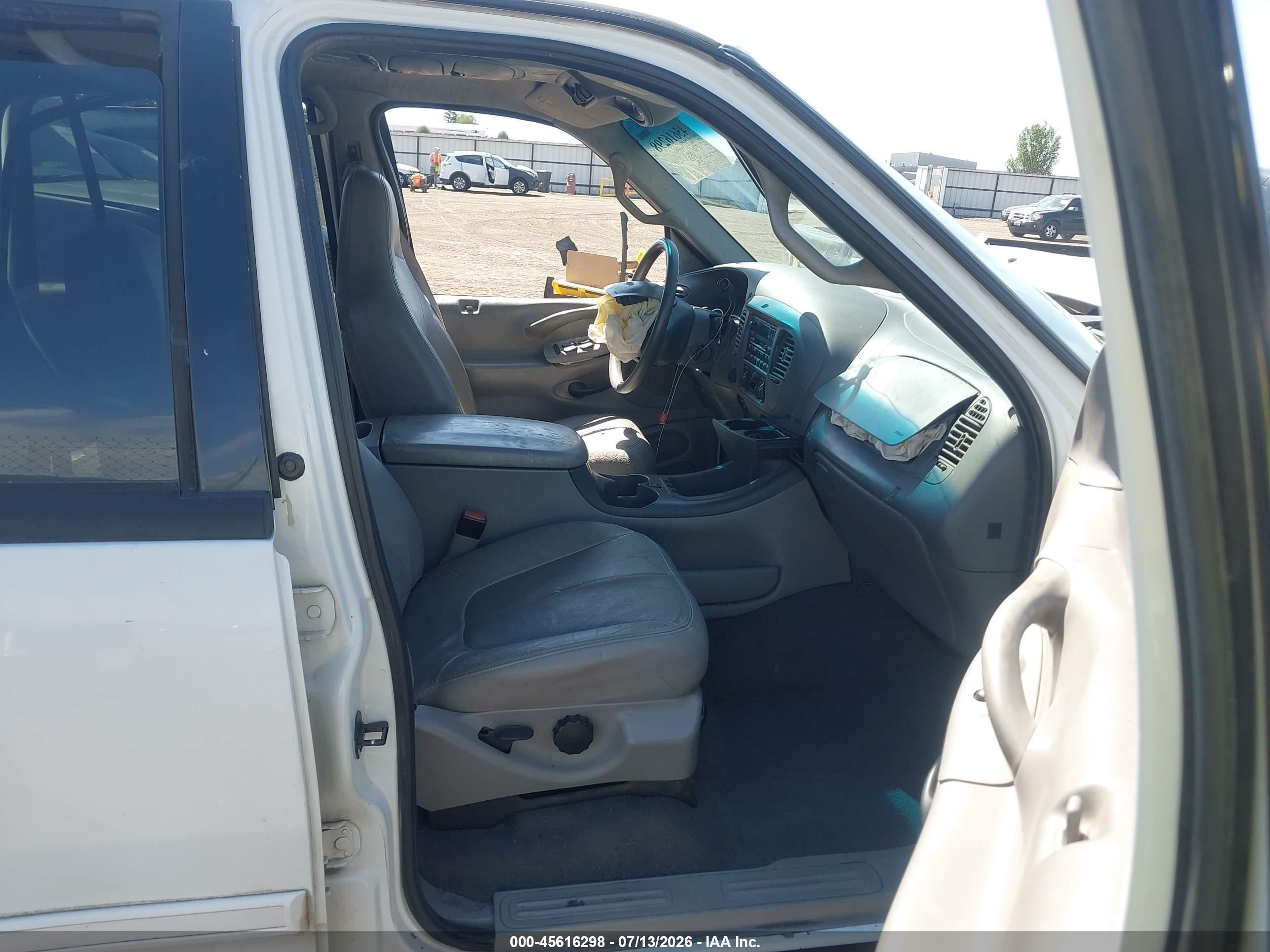2001 Ford Expedition Xlt White vin: 1FMFU16L11LA40704
