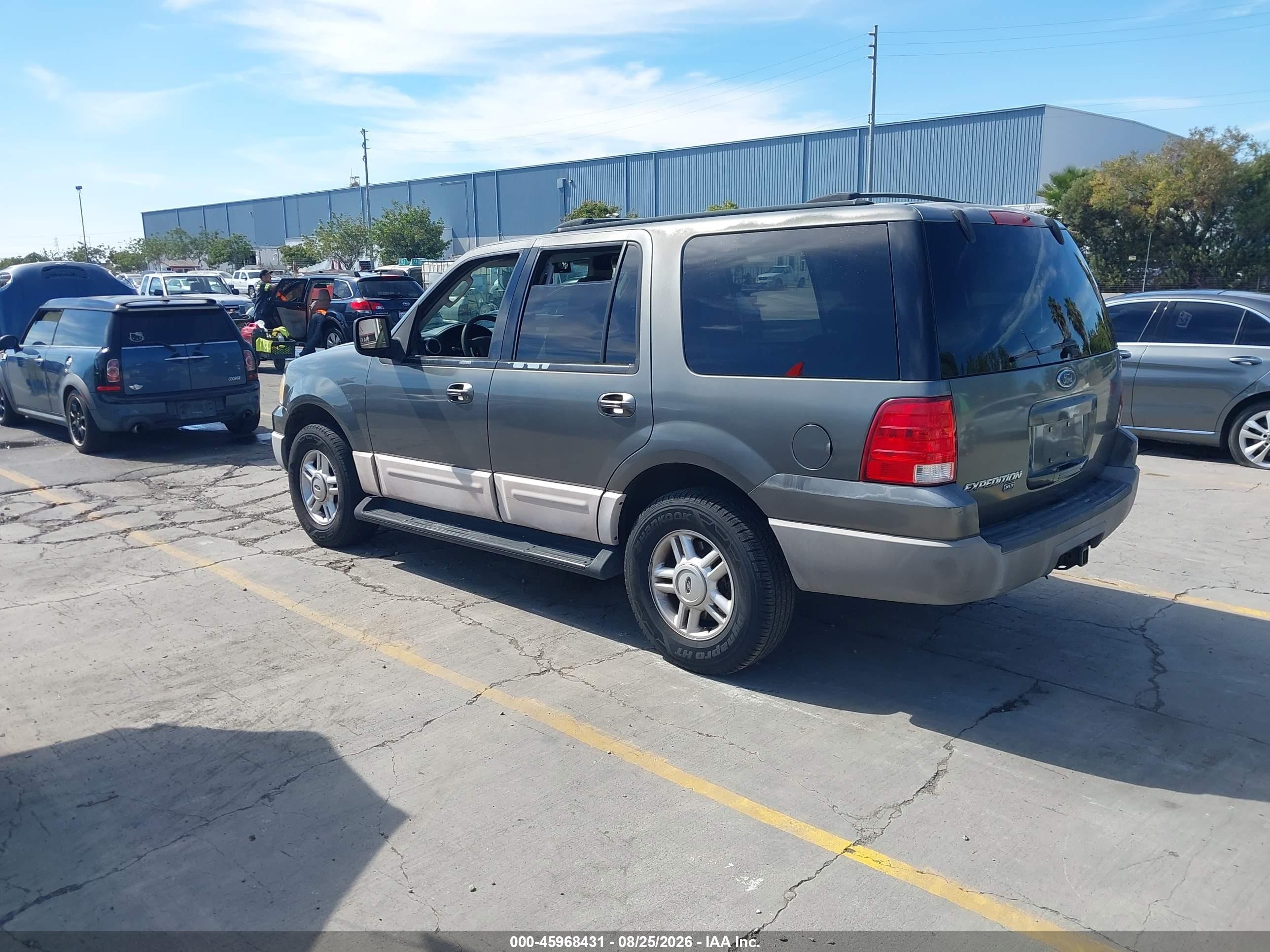 2003 Ford Expedition Xlt Серый vin: 1FMFU16L73LB87189
