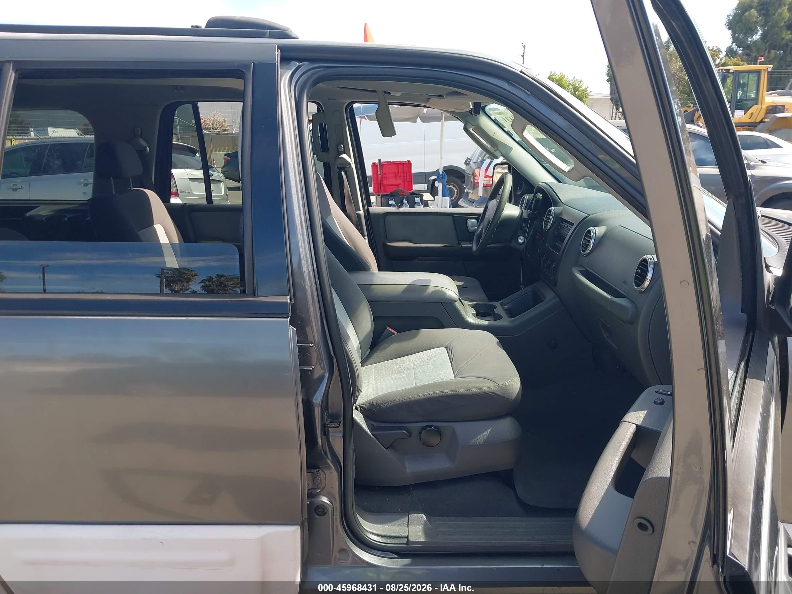 2003 Ford Expedition Xlt Серый vin: 1FMFU16L73LB87189
