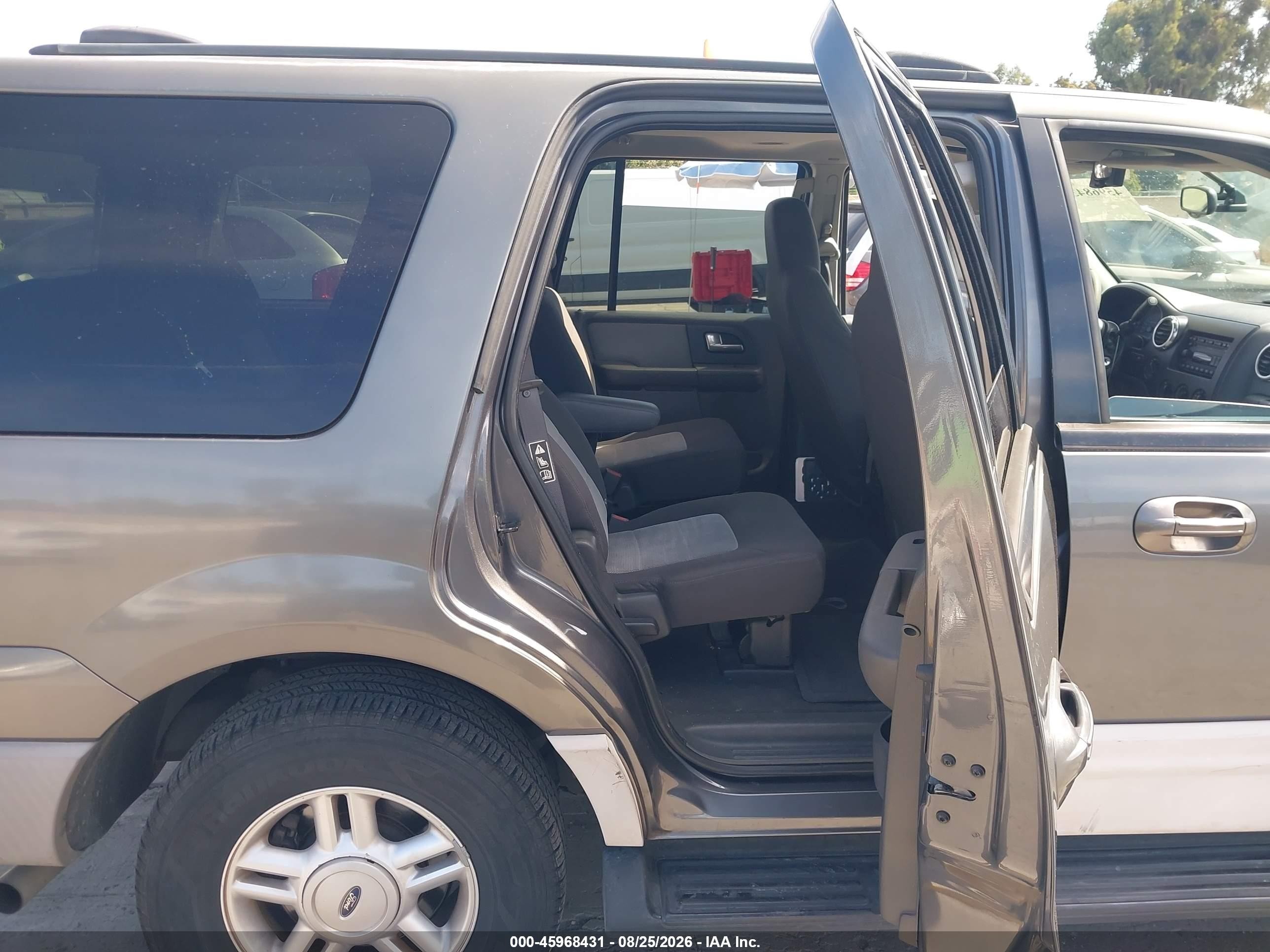2003 Ford Expedition Xlt Серый vin: 1FMFU16L73LB87189