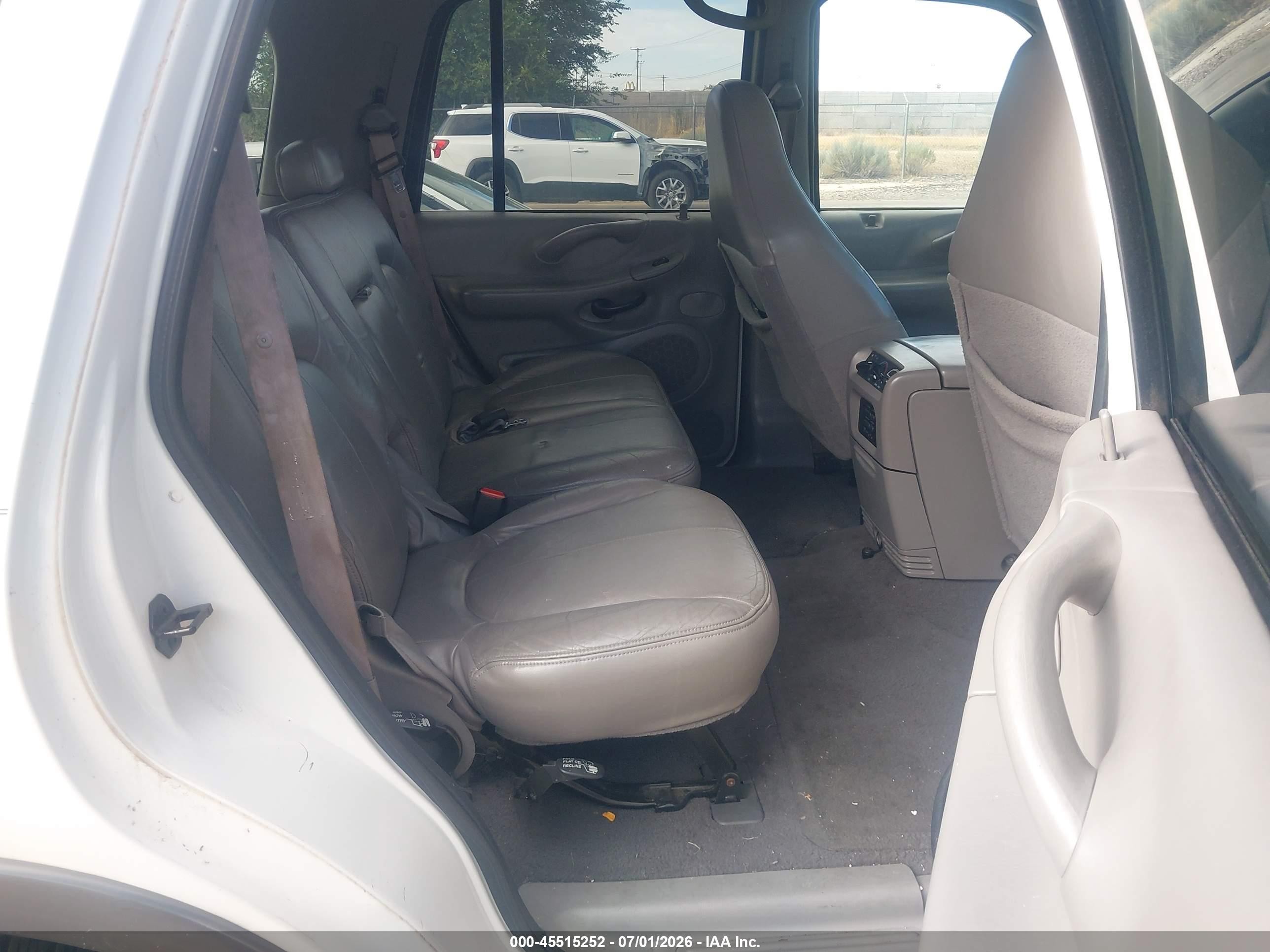 2001 Ford Expedition Xlt White vin: 1FMFU16L81LB32666