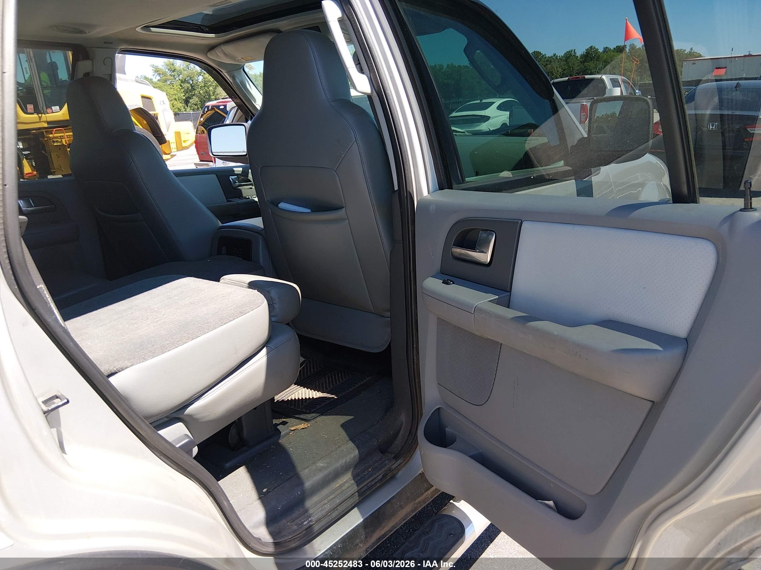 2004 Ford Expedition   Gray vin: 1FMFU16L84LA81853