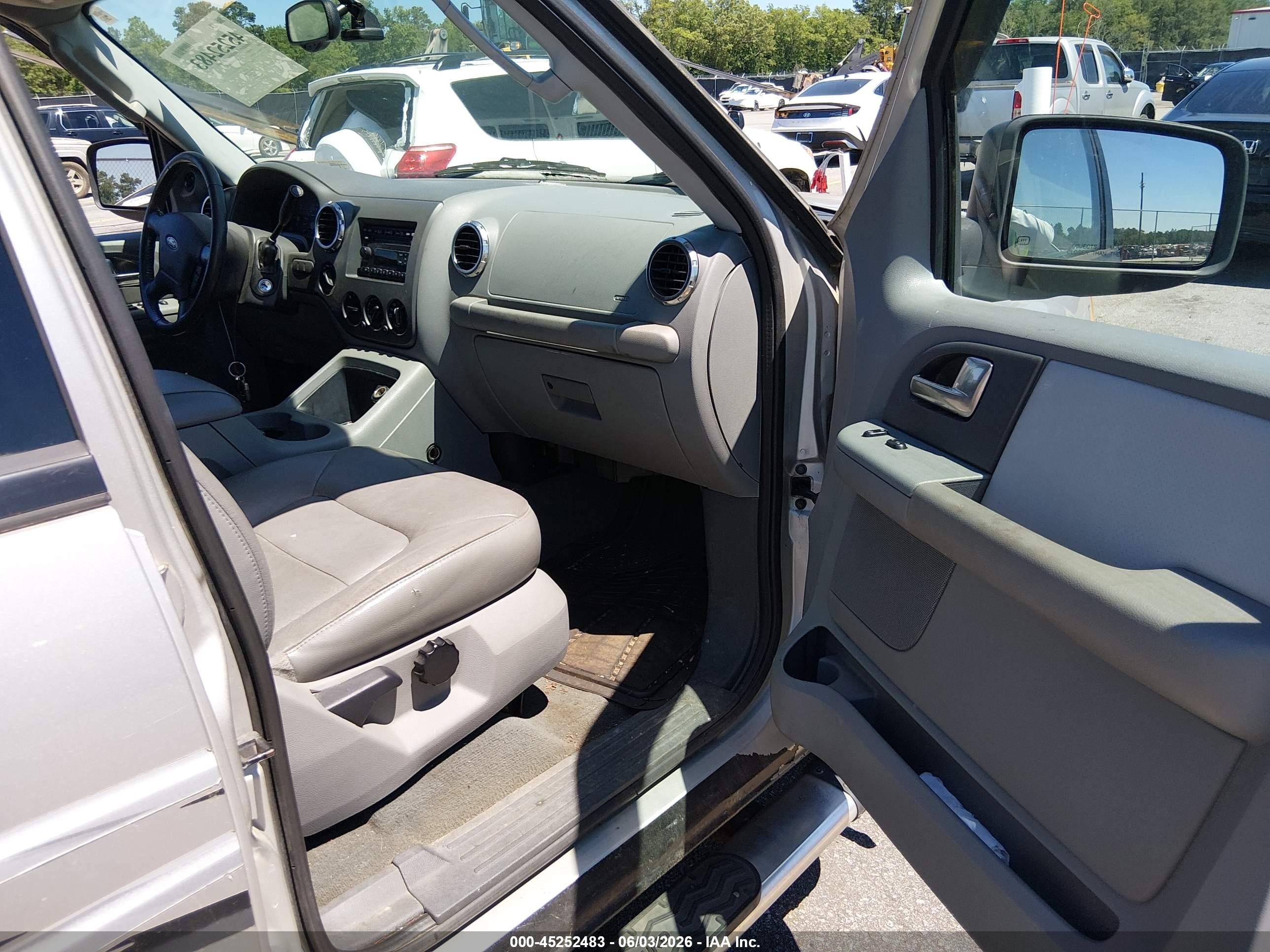 2004 Ford Expedition   Gray vin: 1FMFU16L84LA81853