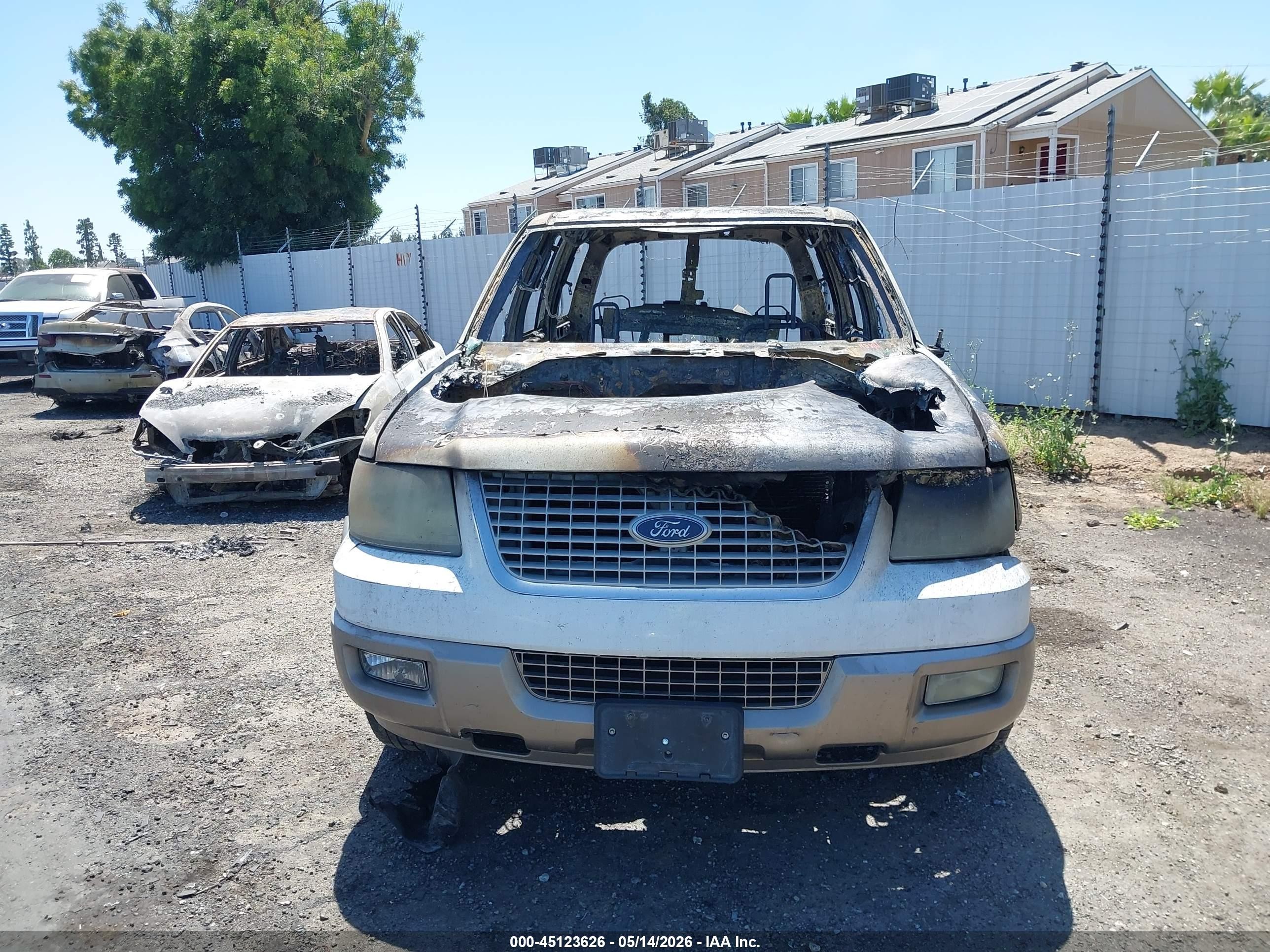 2004 Ford Expedition Eddie Bauer White vin: 1FMFU17L54LA09085
