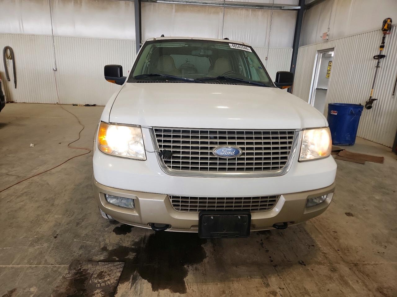 2005 Ford Expedition Eddie Bauer White vin: 1FMFU18525LA75532