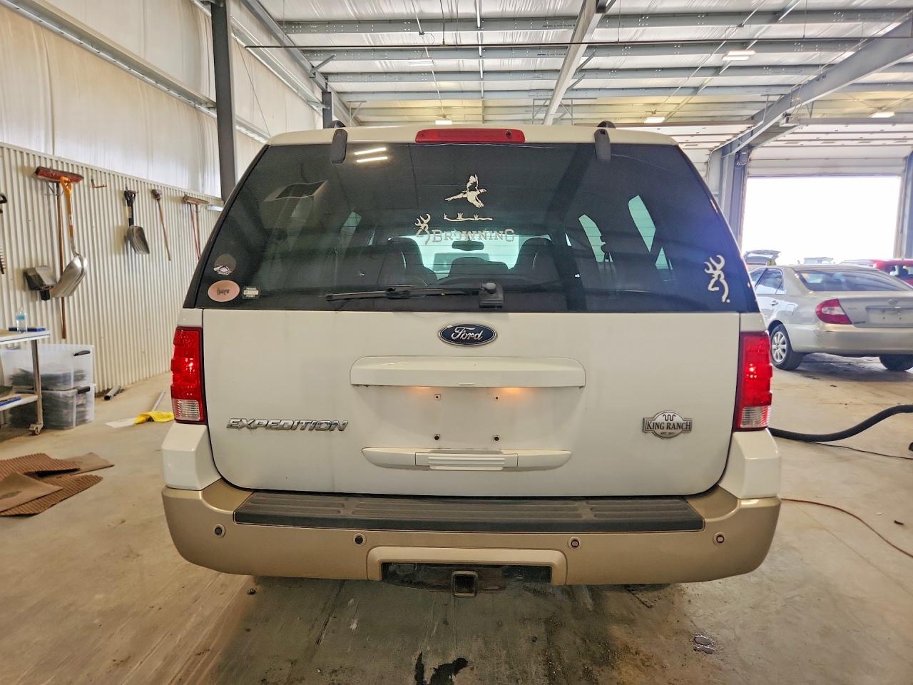 2005 Ford Expedition Eddie Bauer White vin: 1FMFU18525LA75532