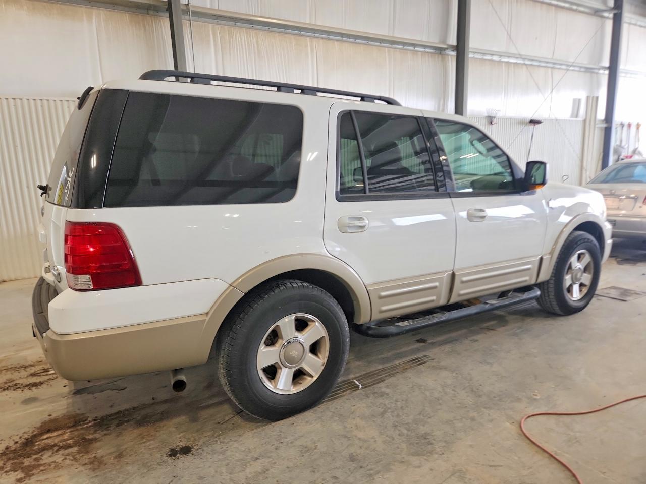 2005 Ford Expedition Eddie Bauer White vin: 1FMFU18525LA75532