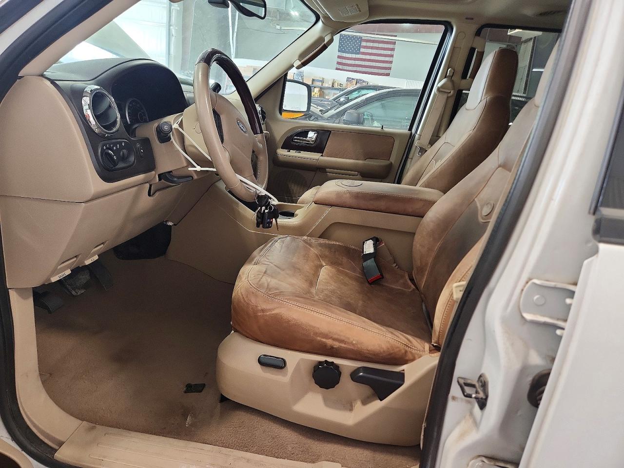 2005 Ford Expedition Eddie Bauer White vin: 1FMFU18525LA75532