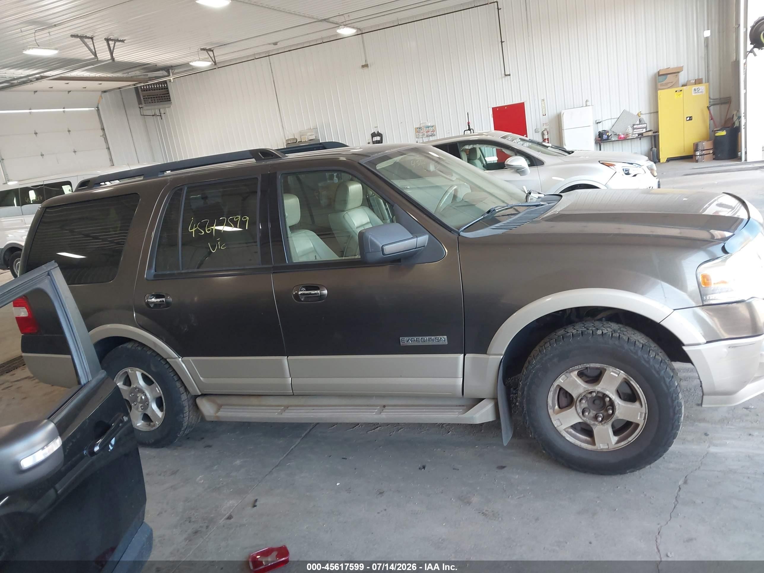 2008 Ford Expedition Eddie Bauer Коричневый vin: 1FMFU185X8LA76142