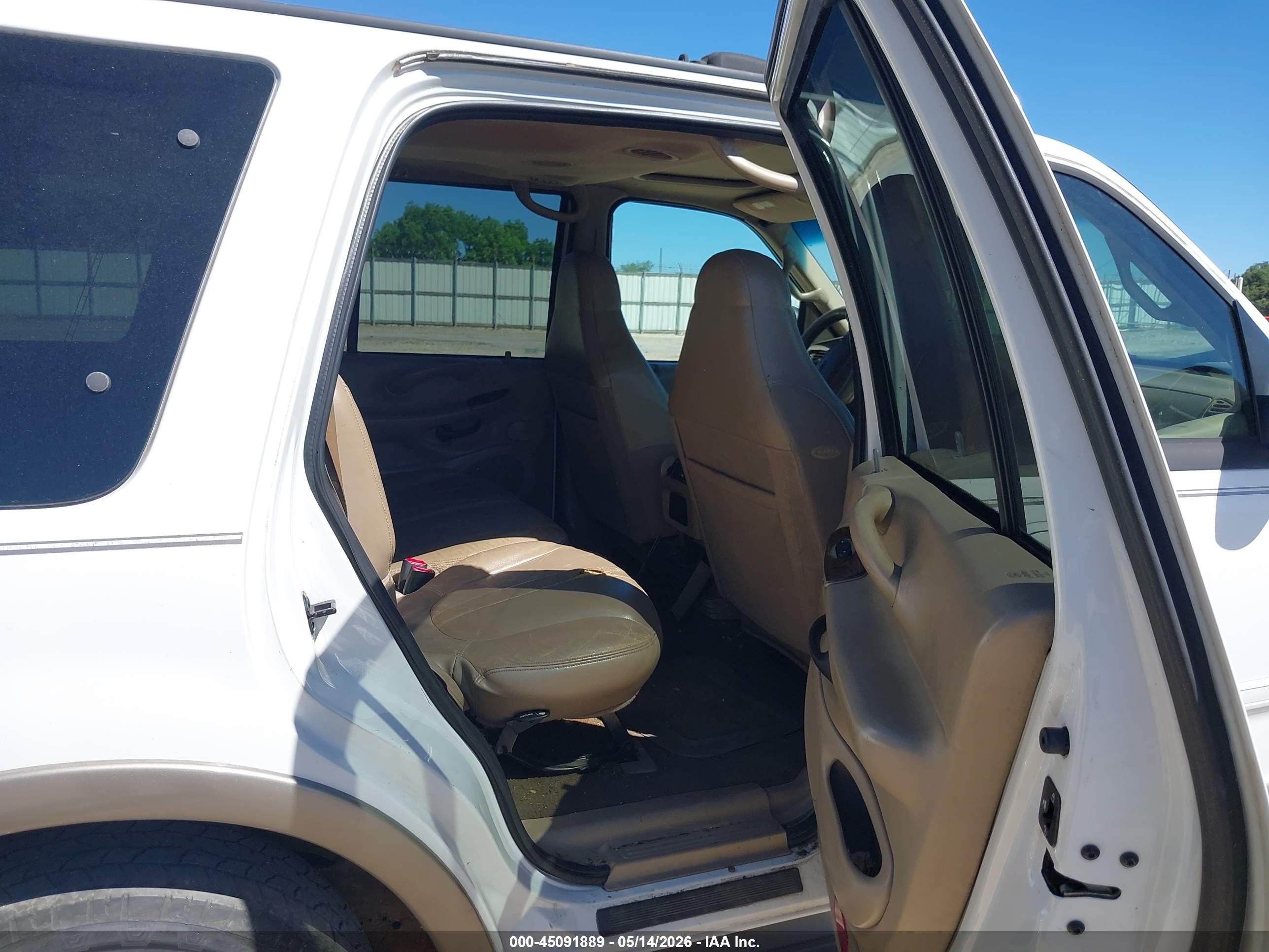 2001 Ford Expedition Eddie Bauer White vin: 1FMFU18L01LB33422