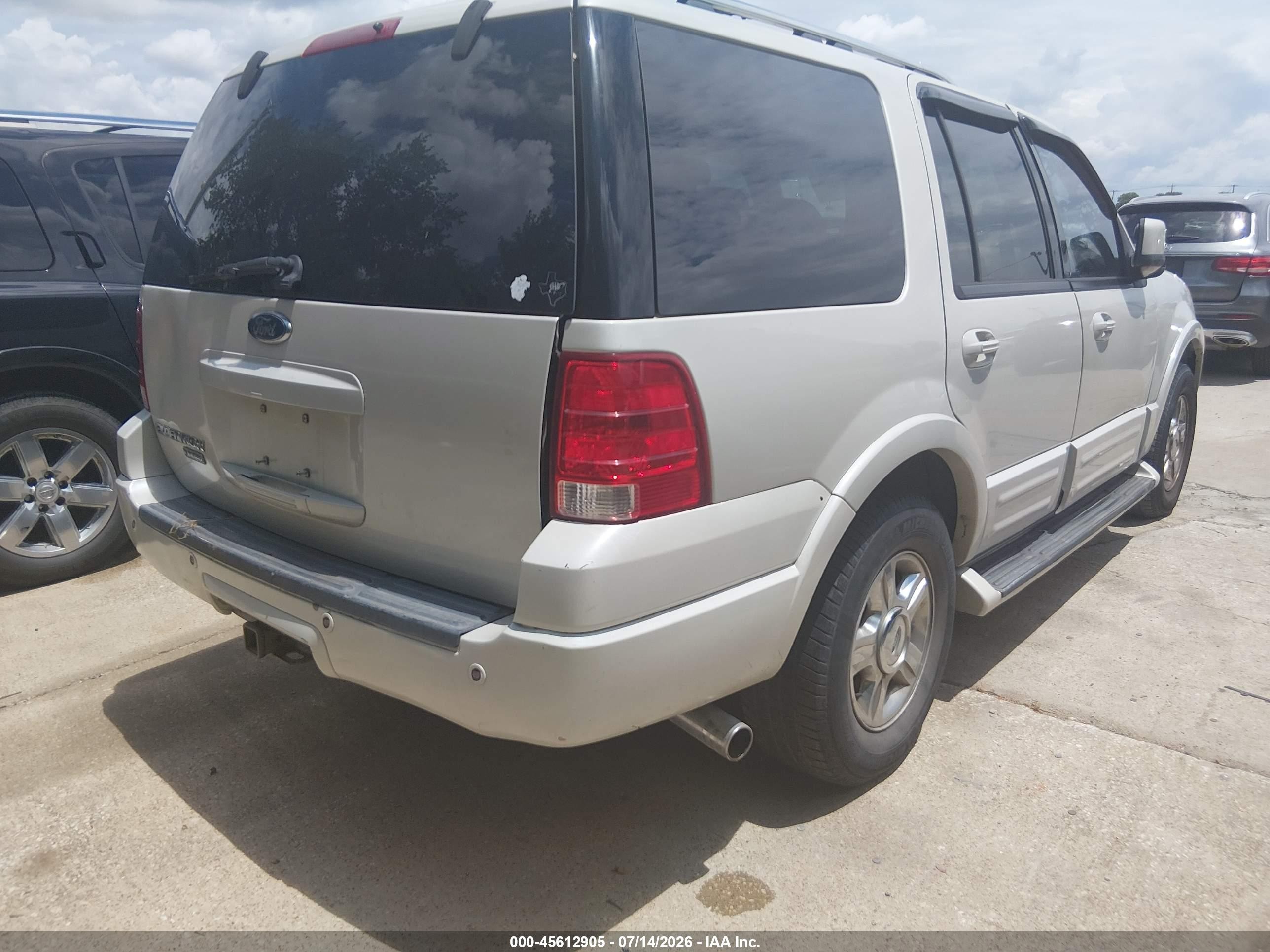 2005 Ford Expedition Limited Cream vin: 1FMFU19555LA76656