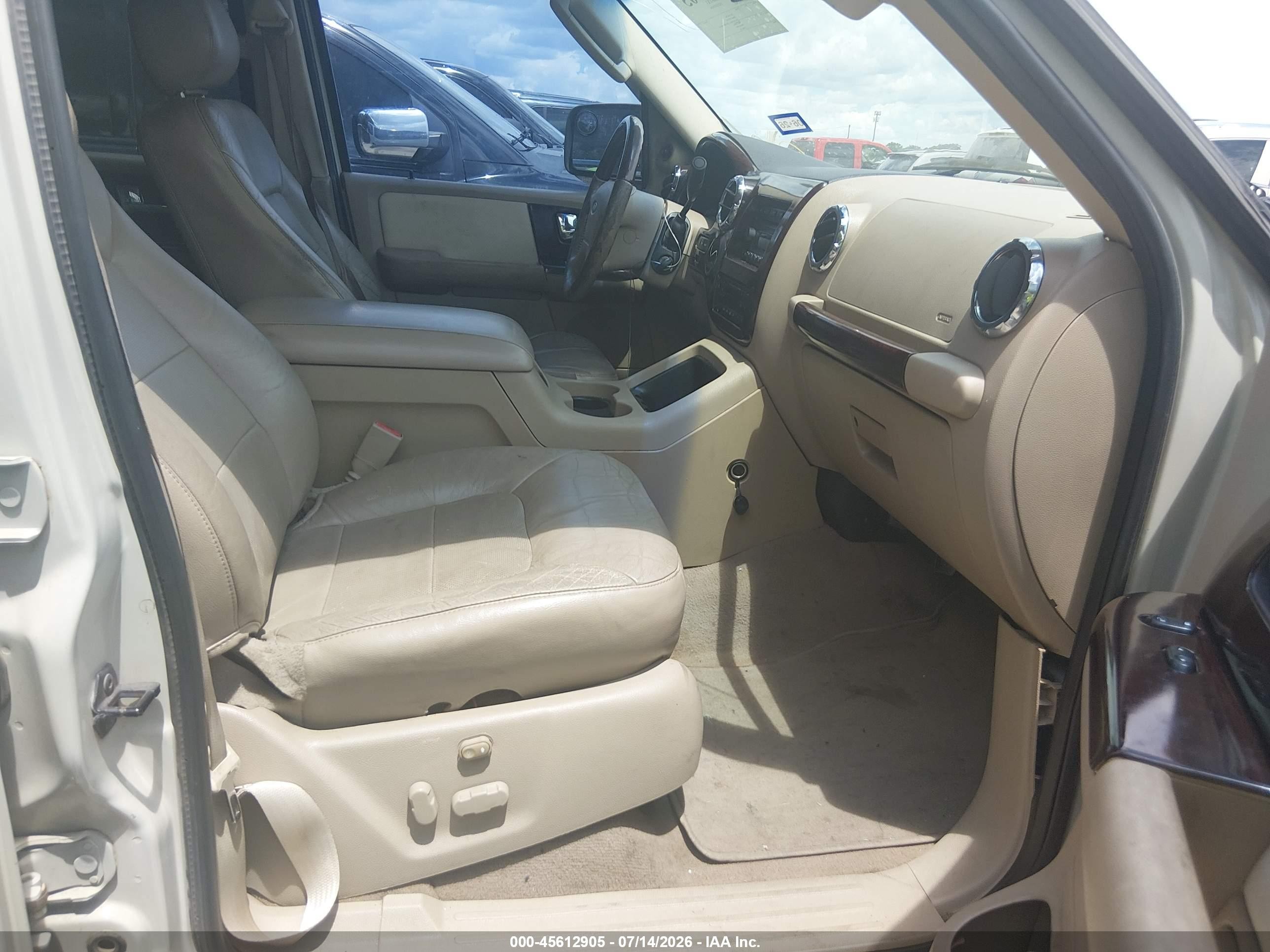 2005 Ford Expedition Limited Cream vin: 1FMFU19555LA76656