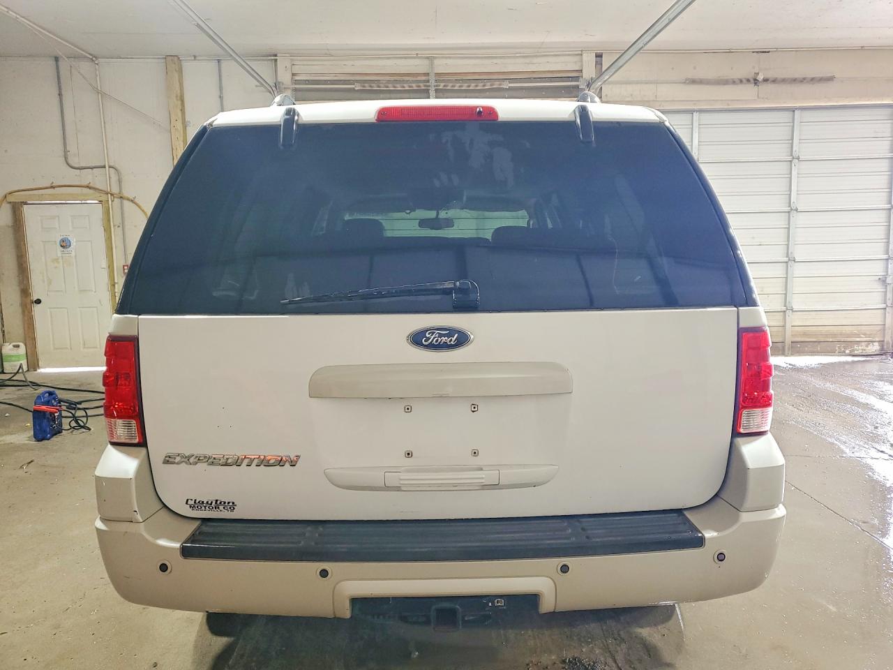 2005 Ford Expedition Limited White vin: 1FMFU19555LB09655