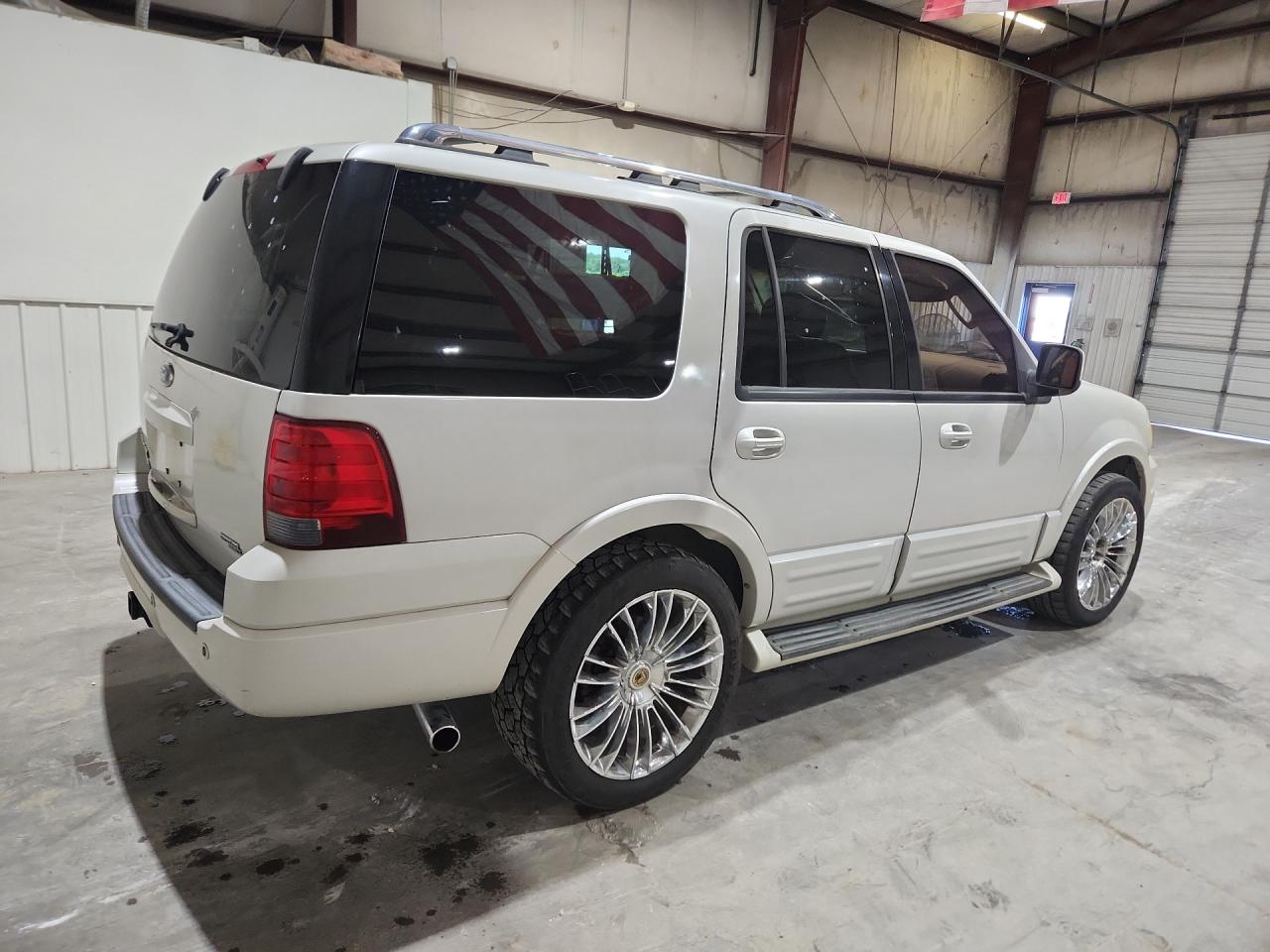 2005 Ford Expedition Limited White vin: 1FMFU20525LA70090 Damage: Right Qtr Panel, Dent(S) W/ Paint Dmg, 9 To 10 Inches