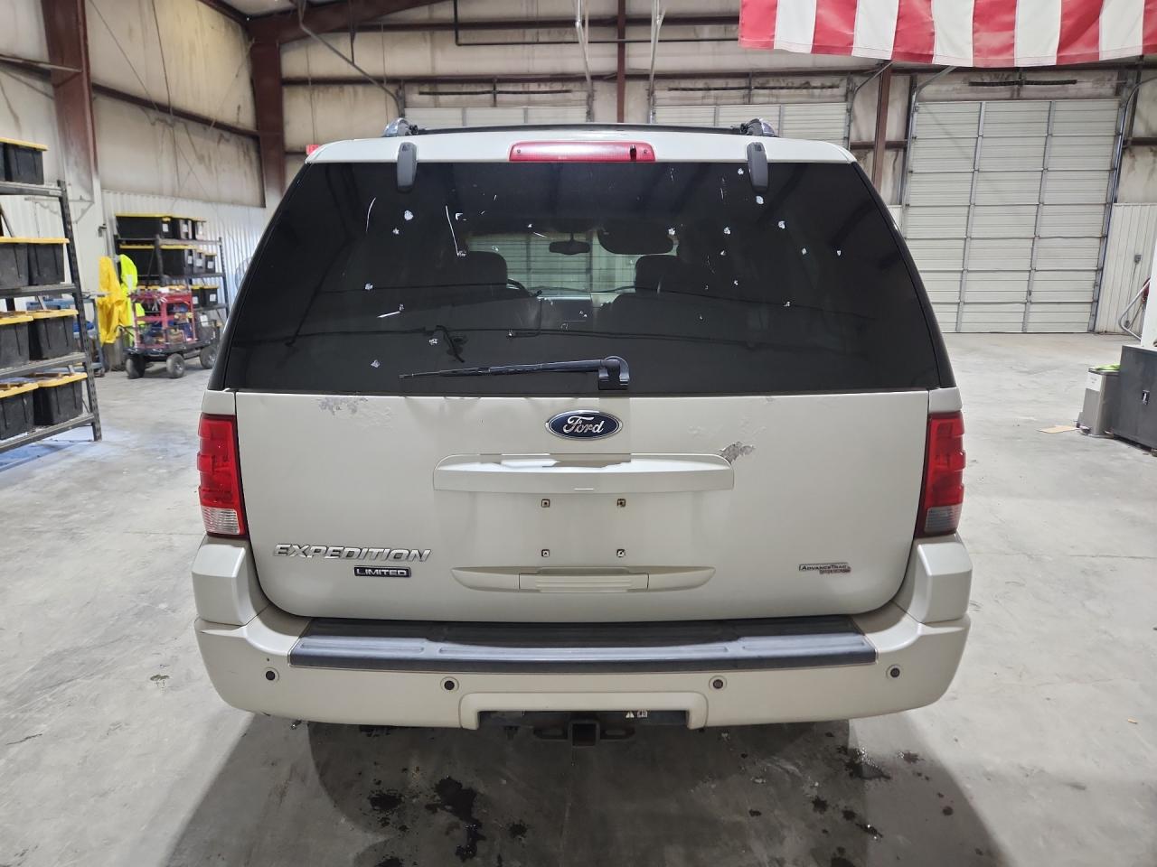2005 Ford Expedition Limited White vin: 1FMFU20525LA70090 Damage: Lift Gate, Oxidized, > 12 Inches