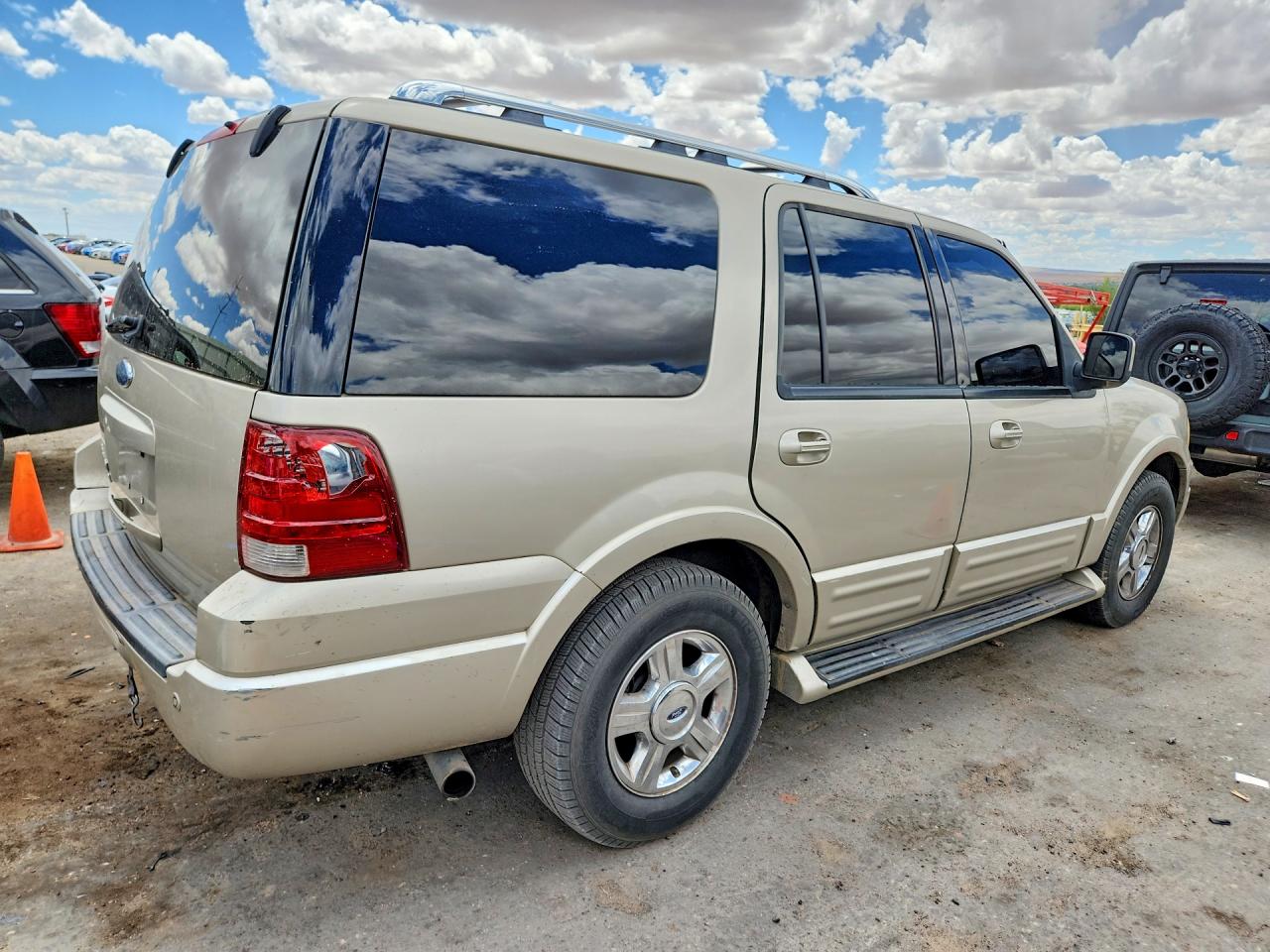 2005 Ford Expedition Limited Gold vin: 1FMFU20535LA58675