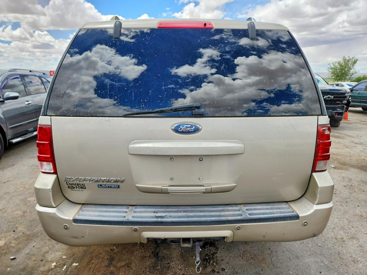 2005 Ford Expedition Limited Gold vin: 1FMFU20535LA58675