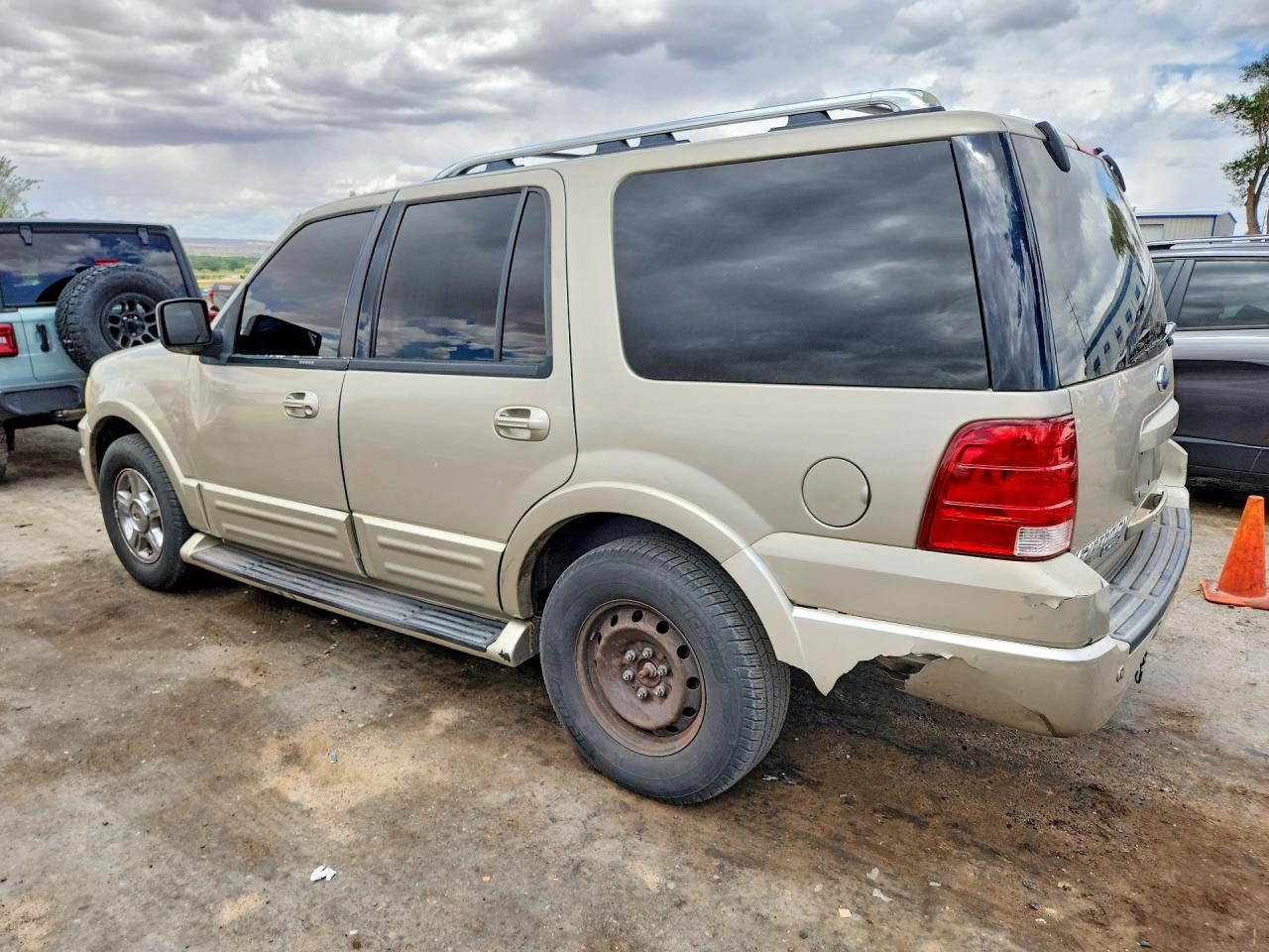2005 Ford Expedition Limited Gold vin: 1FMFU20535LA58675