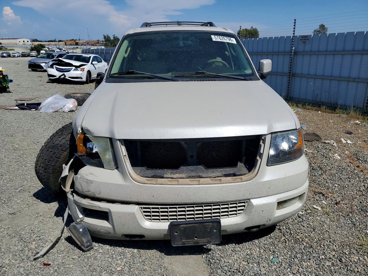 2005 Ford Expedition Limited Золотой vin: 1FMFU20565LA06778
