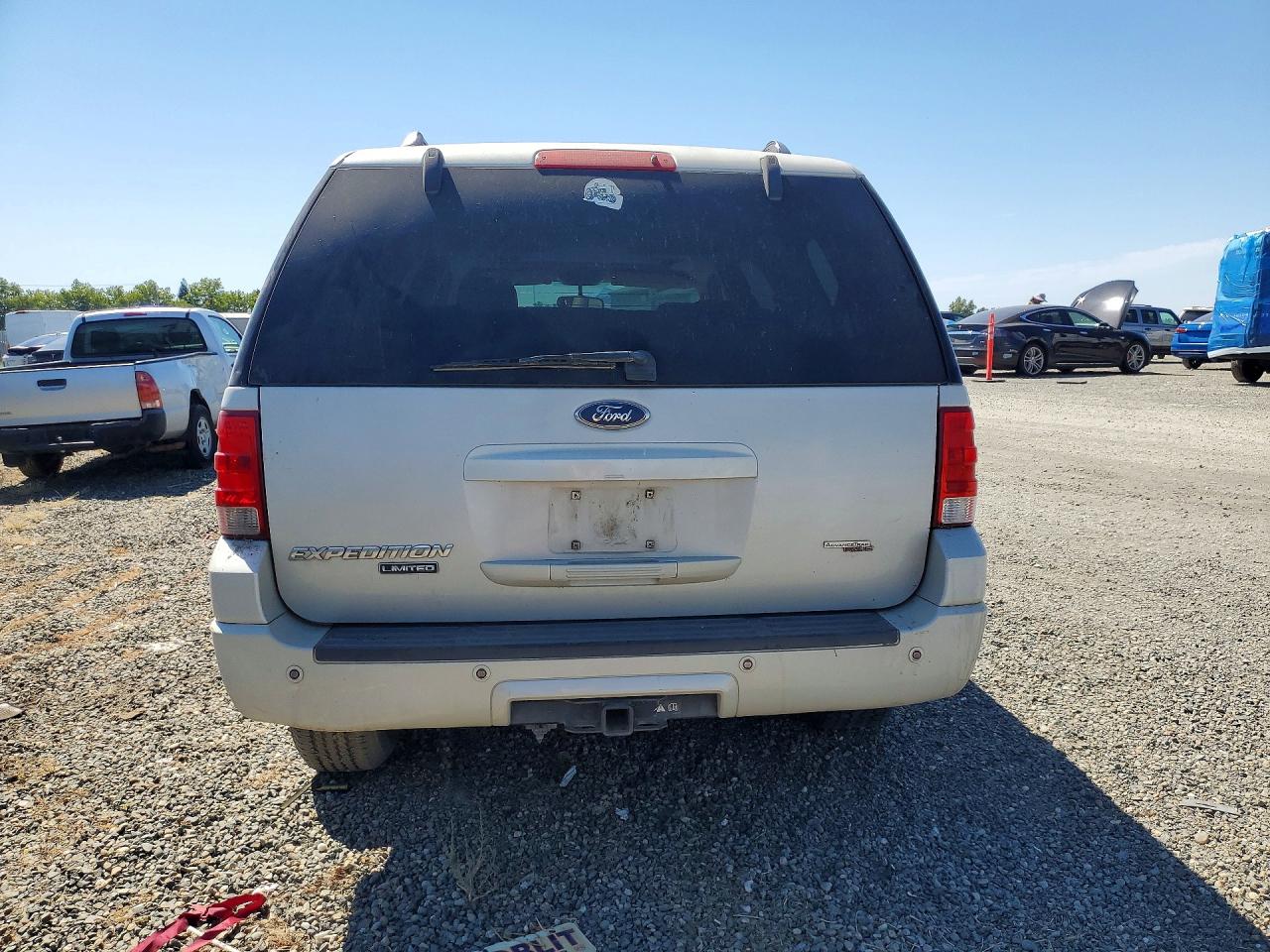 2005 Ford Expedition Limited Золотой vin: 1FMFU20565LA06778