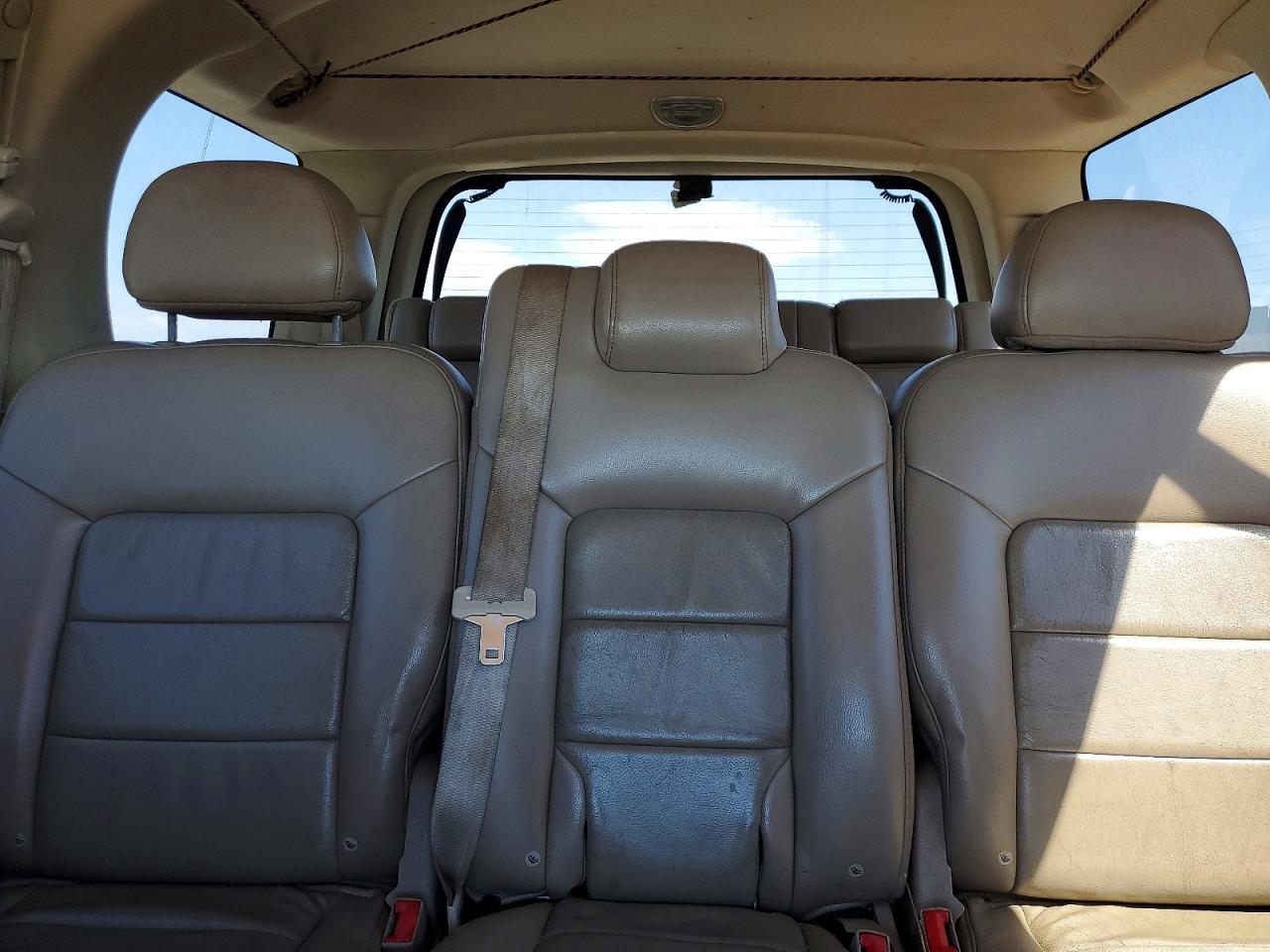2005 Ford Expedition Limited Золотой vin: 1FMFU20565LA06778