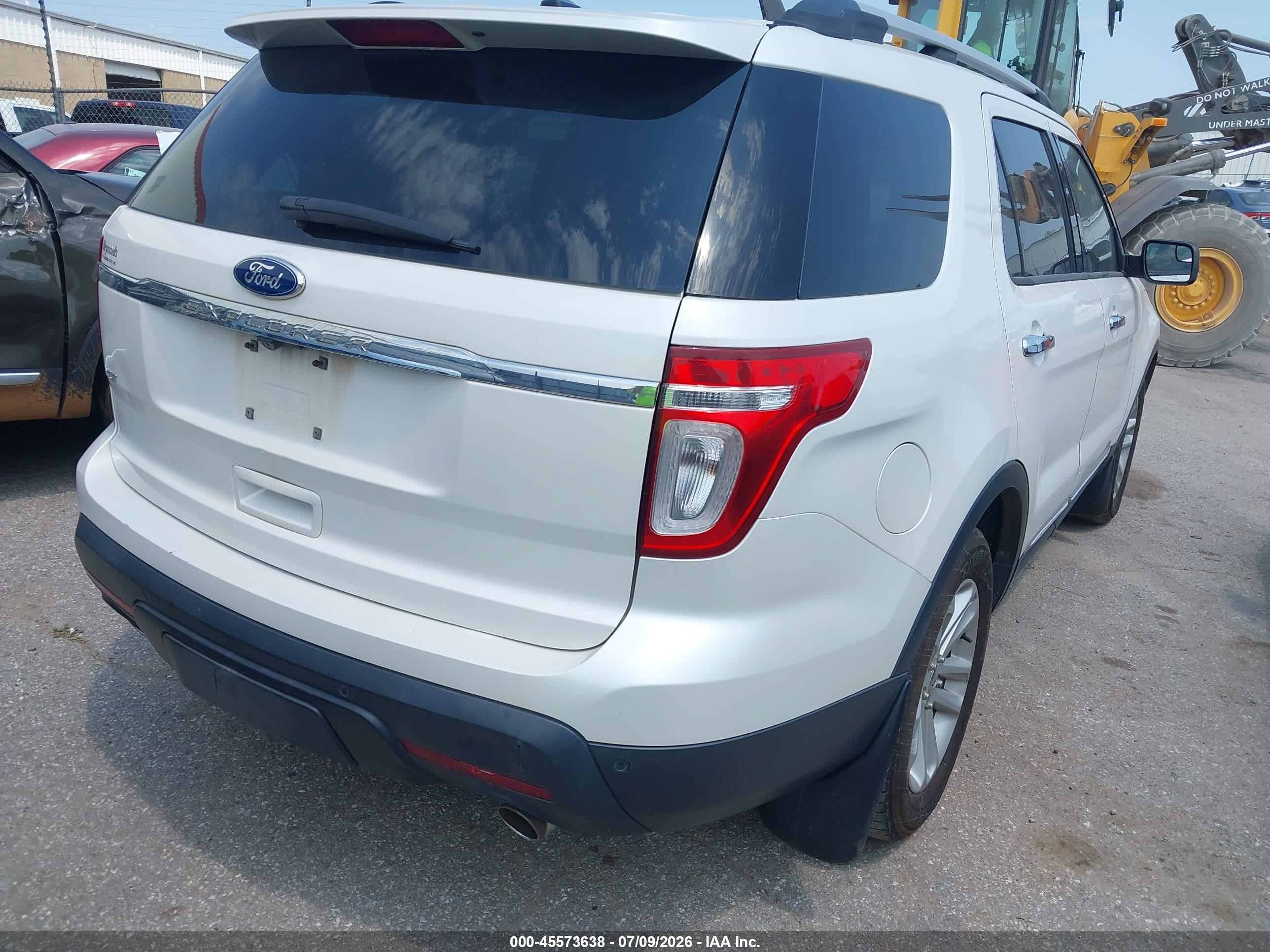 2011 Ford Explorer Xlt White vin: 1FMHK7D82BGA24716