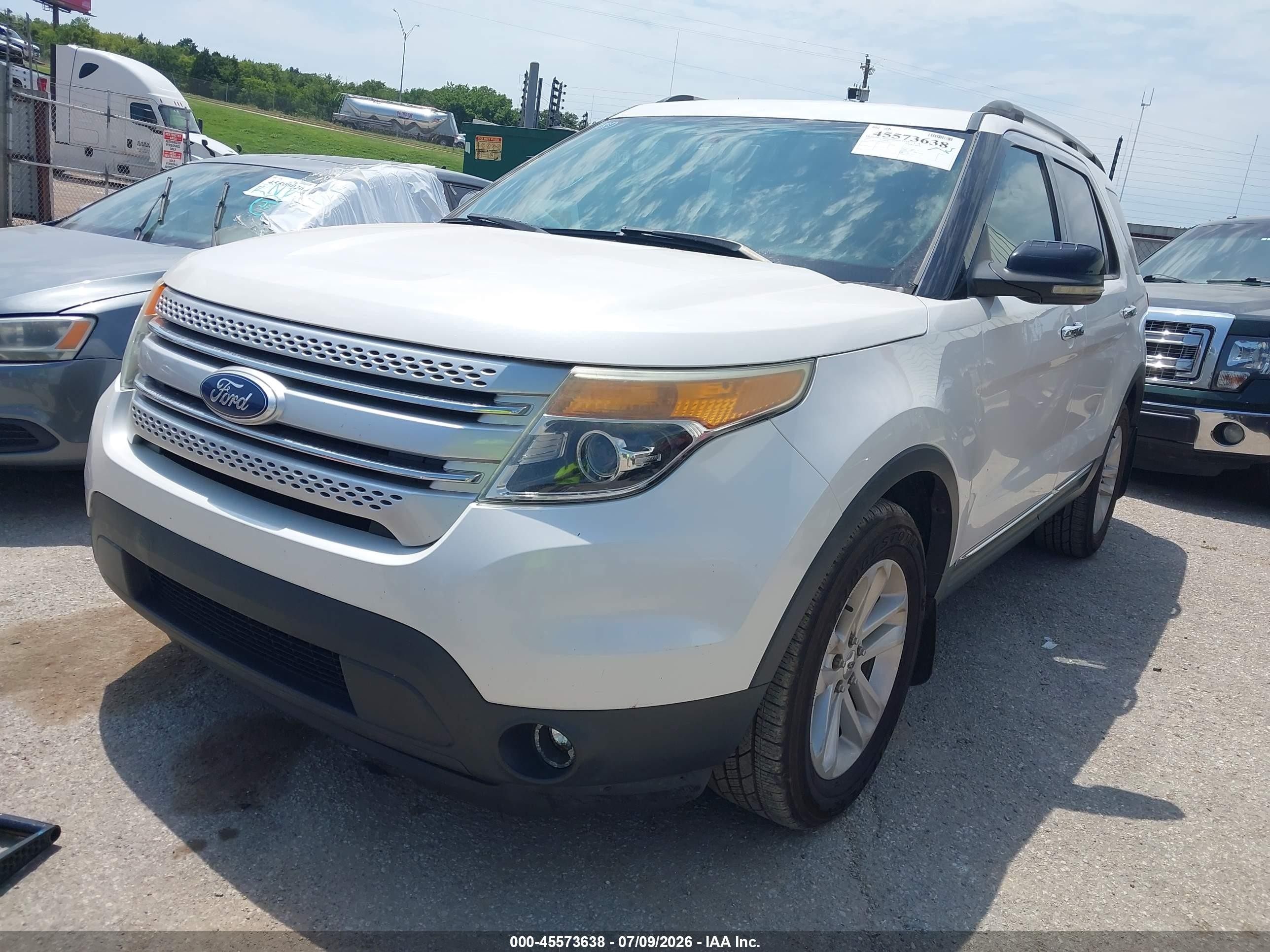 2011 Ford Explorer Xlt White vin: 1FMHK7D82BGA24716