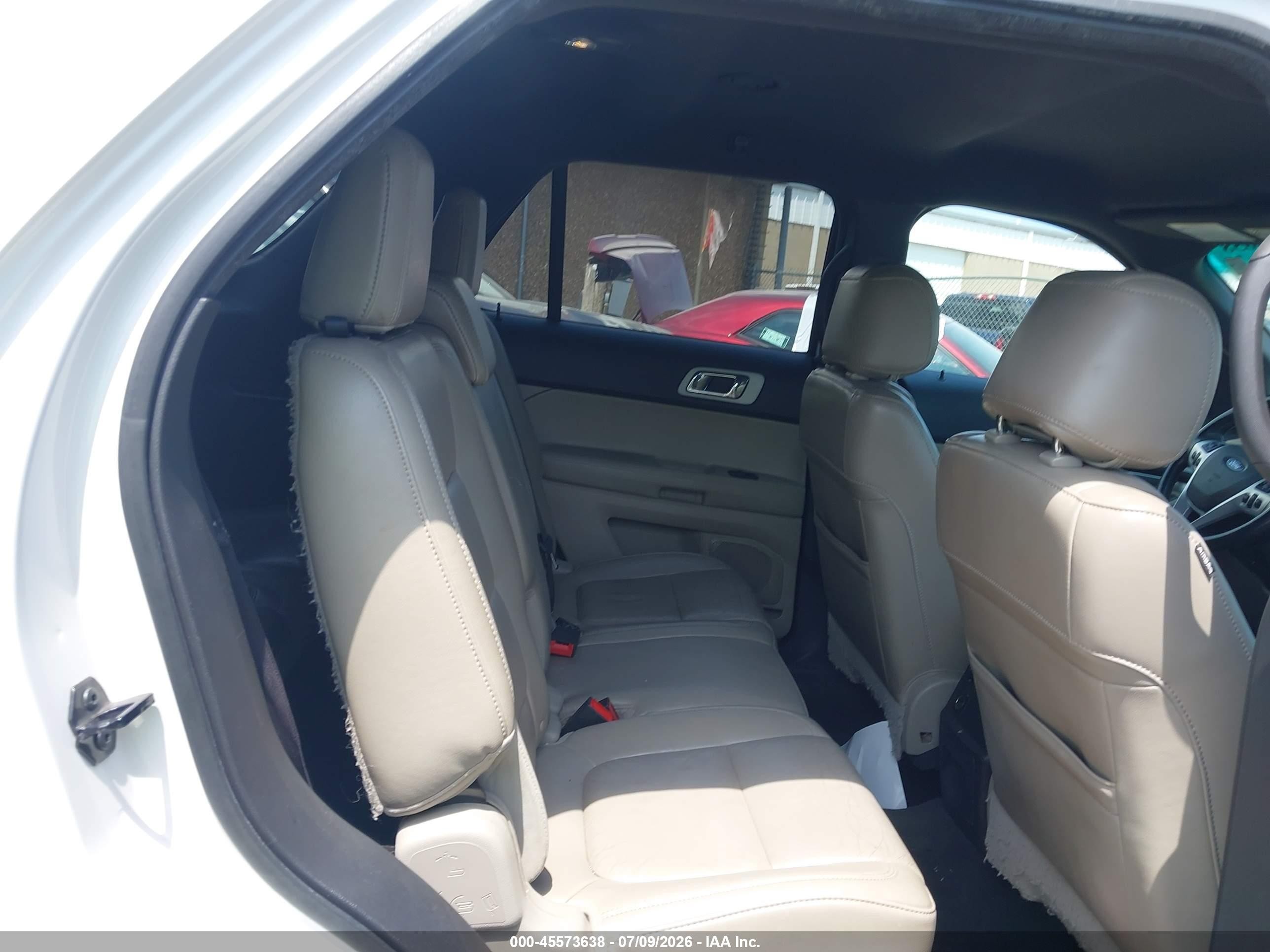 2011 Ford Explorer Xlt White vin: 1FMHK7D82BGA24716