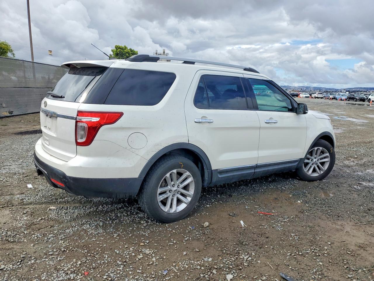 2011 Ford Explorer Xlt White vin: 1FMHK7D82BGA65492