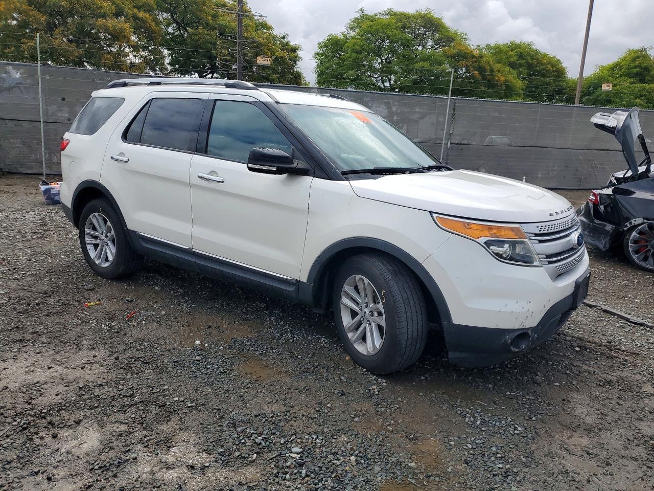2011 Ford Explorer Xlt White vin: 1FMHK7D82BGA65492