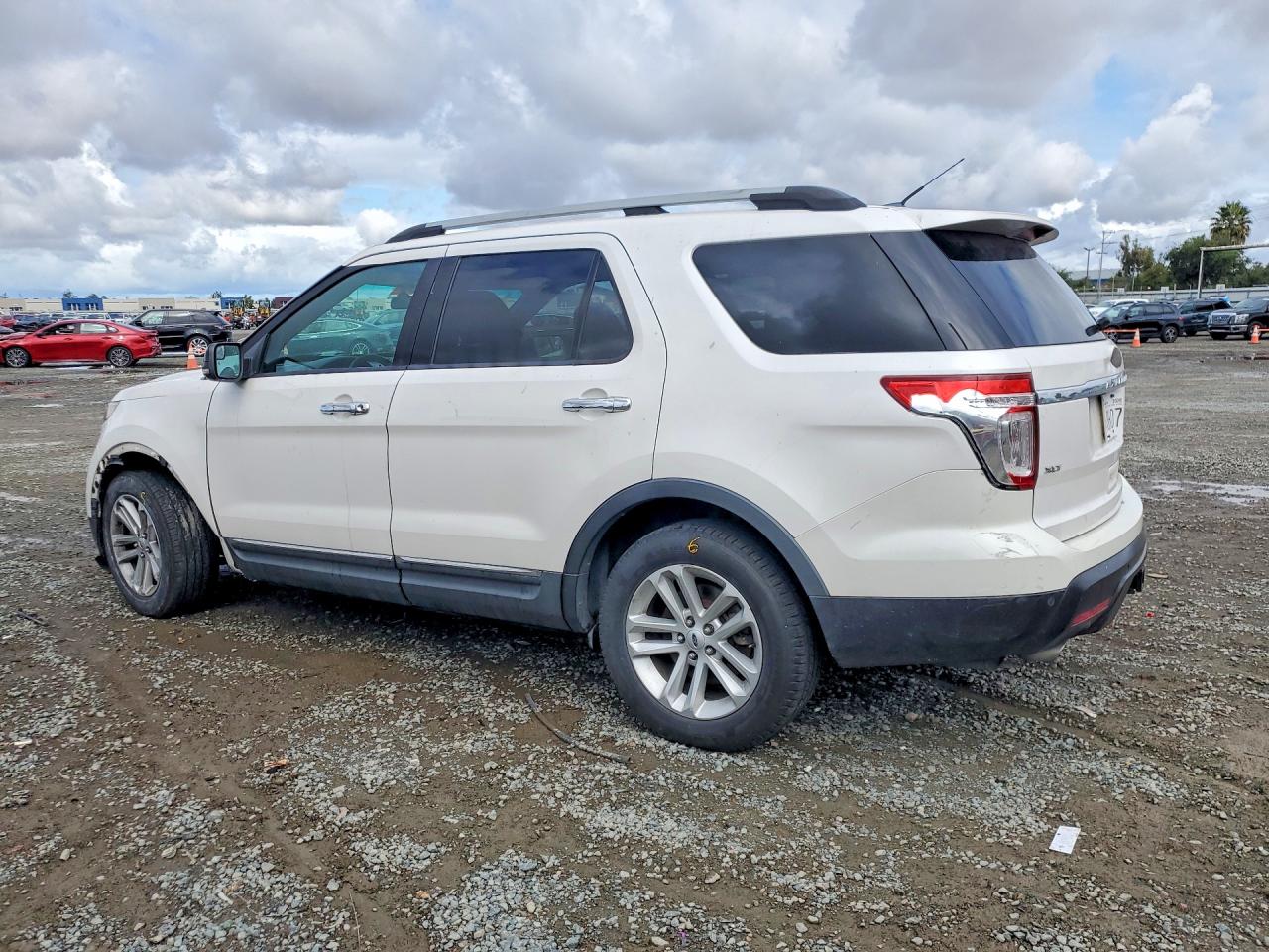 2011 Ford Explorer Xlt White vin: 1FMHK7D82BGA65492