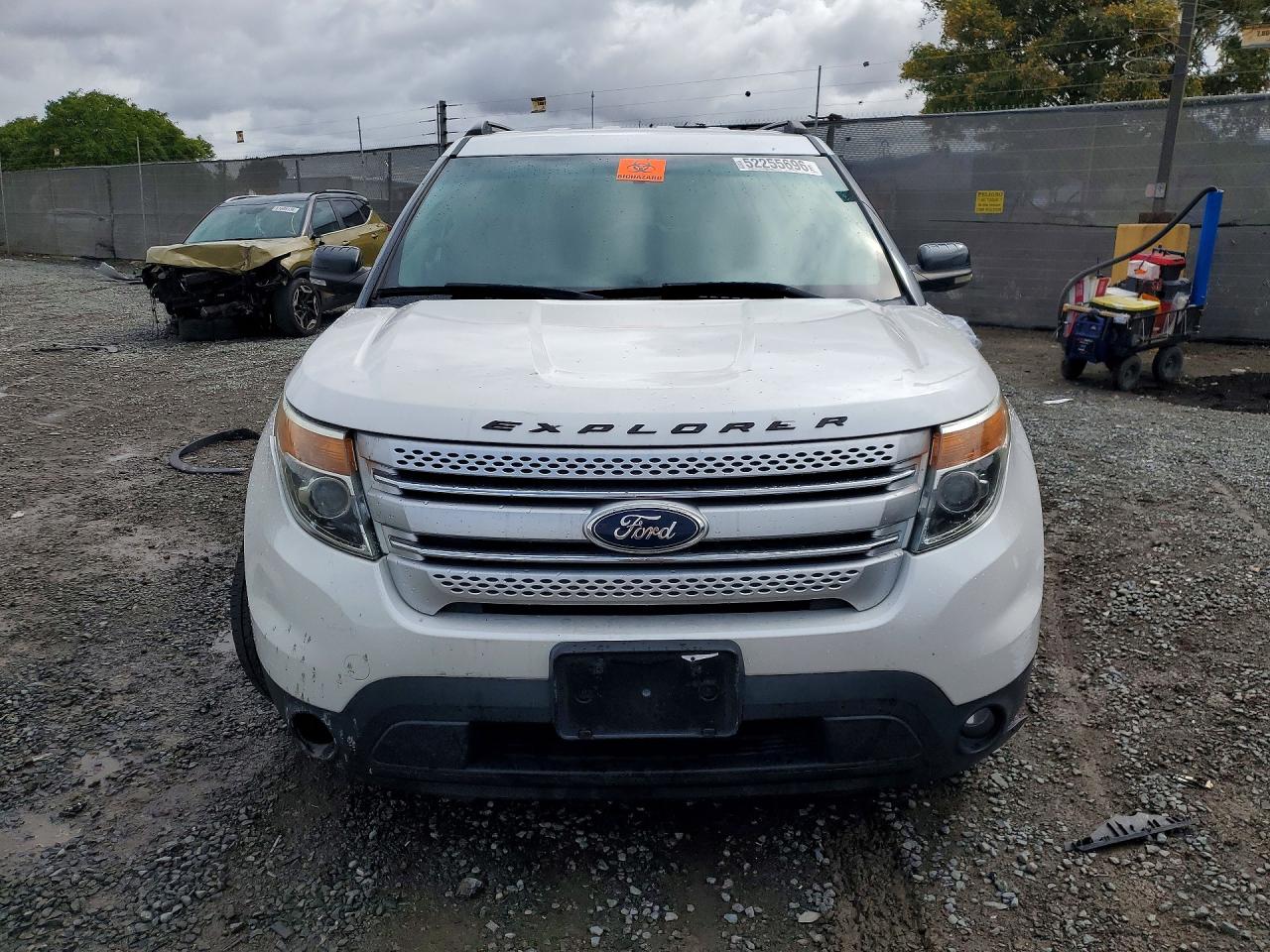2011 Ford Explorer Xlt White vin: 1FMHK7D82BGA65492