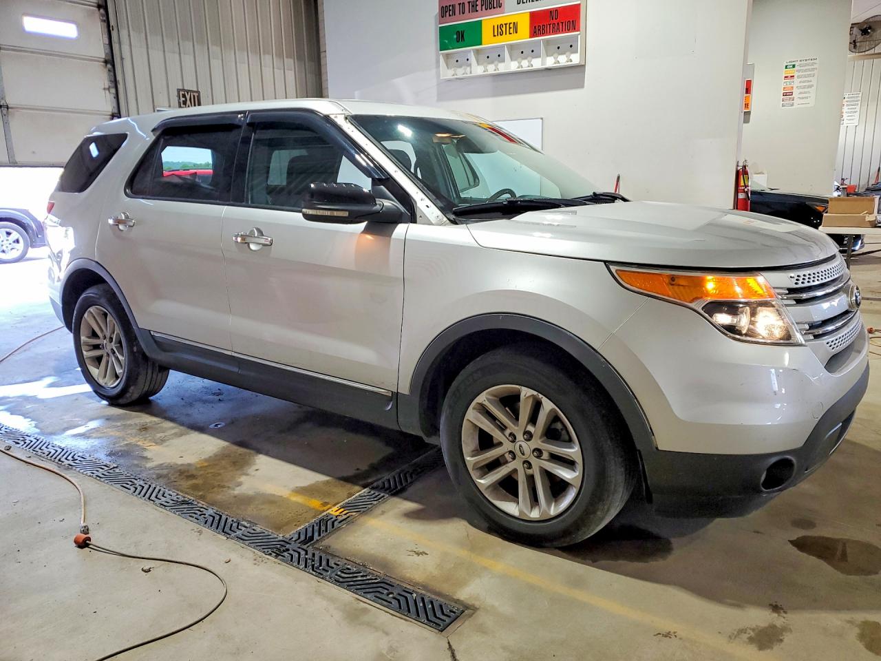 2012 Ford Explorer Xlt Silver vin: 1FMHK7D82CGA30176