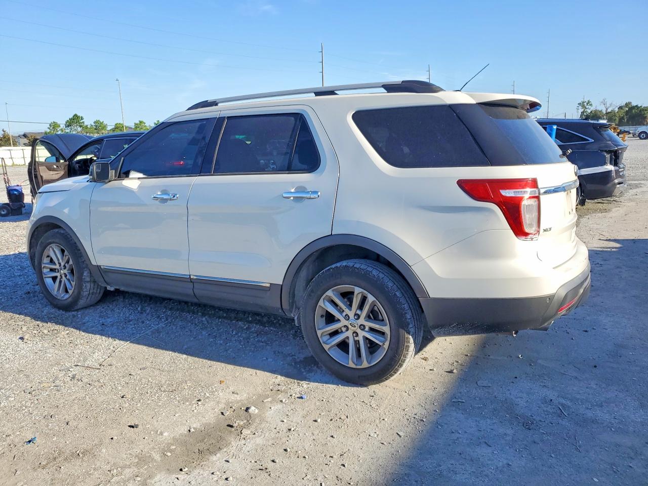 2011 Ford Explorer Xlt White vin: 1FMHK7D83BGA30542