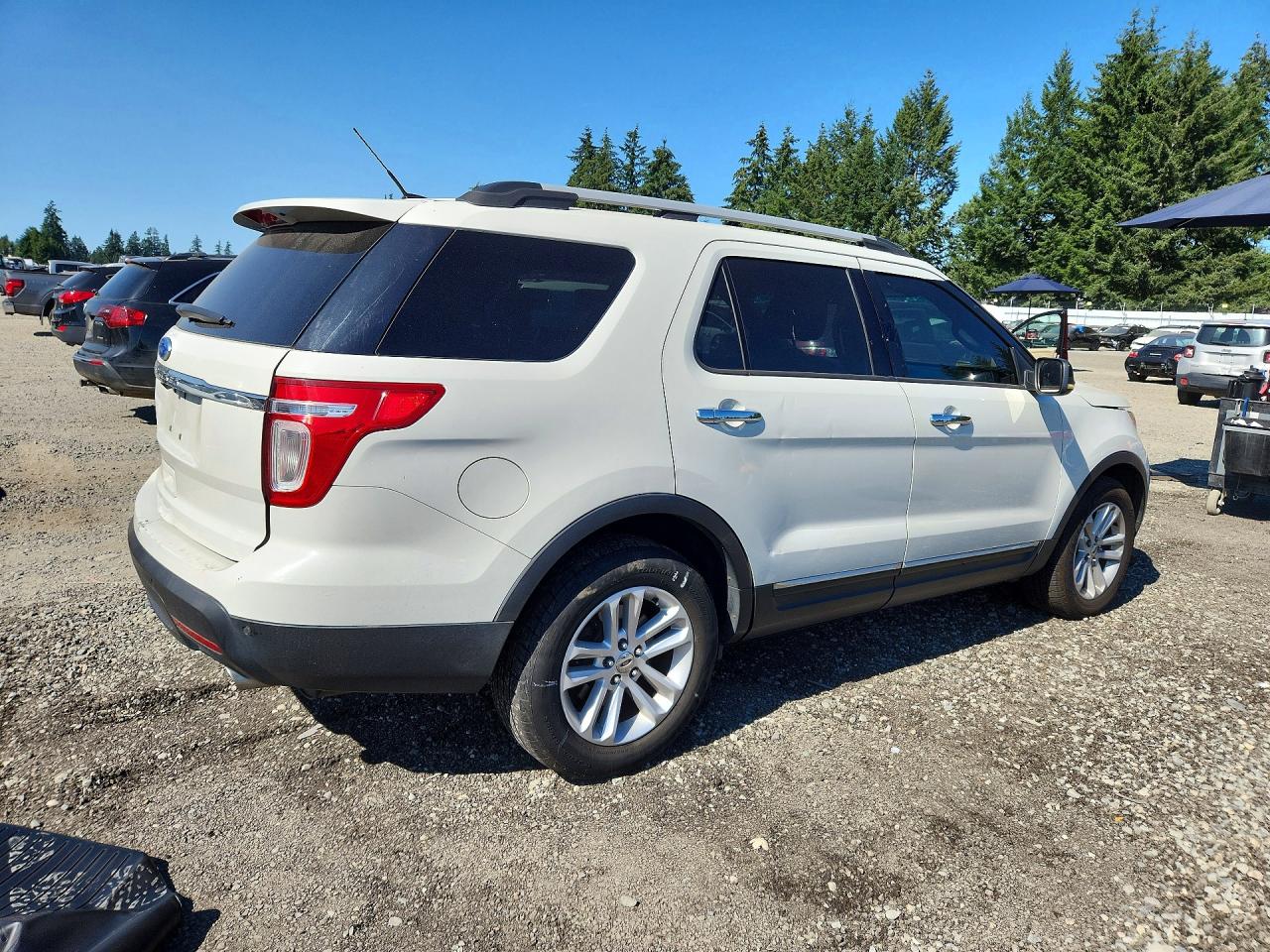 2011 Ford Explorer Xlt White vin: 1FMHK7D83BGA39323