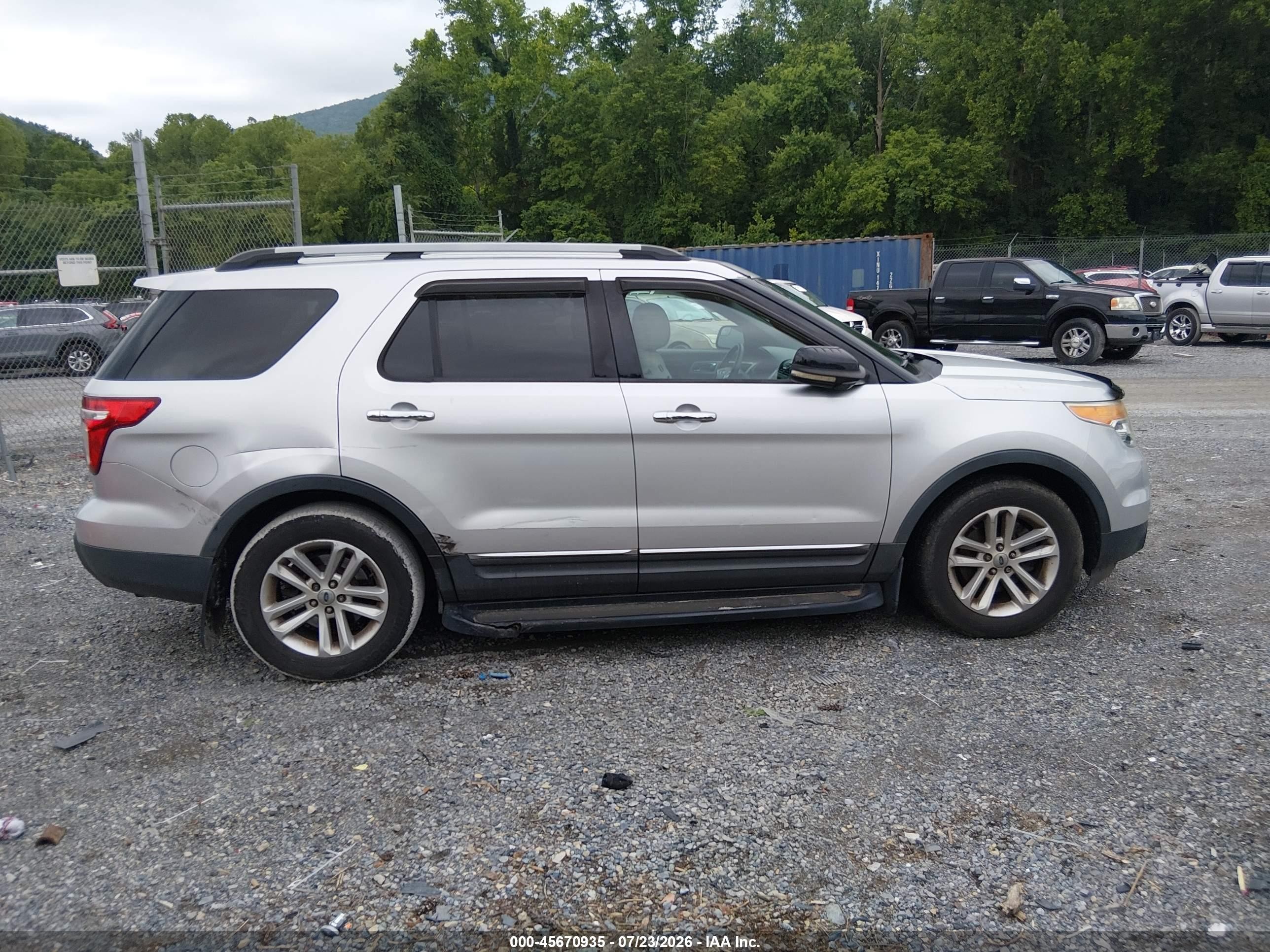 2011 Ford Explorer Xlt Серебряный vin: 1FMHK7D85BGA41655