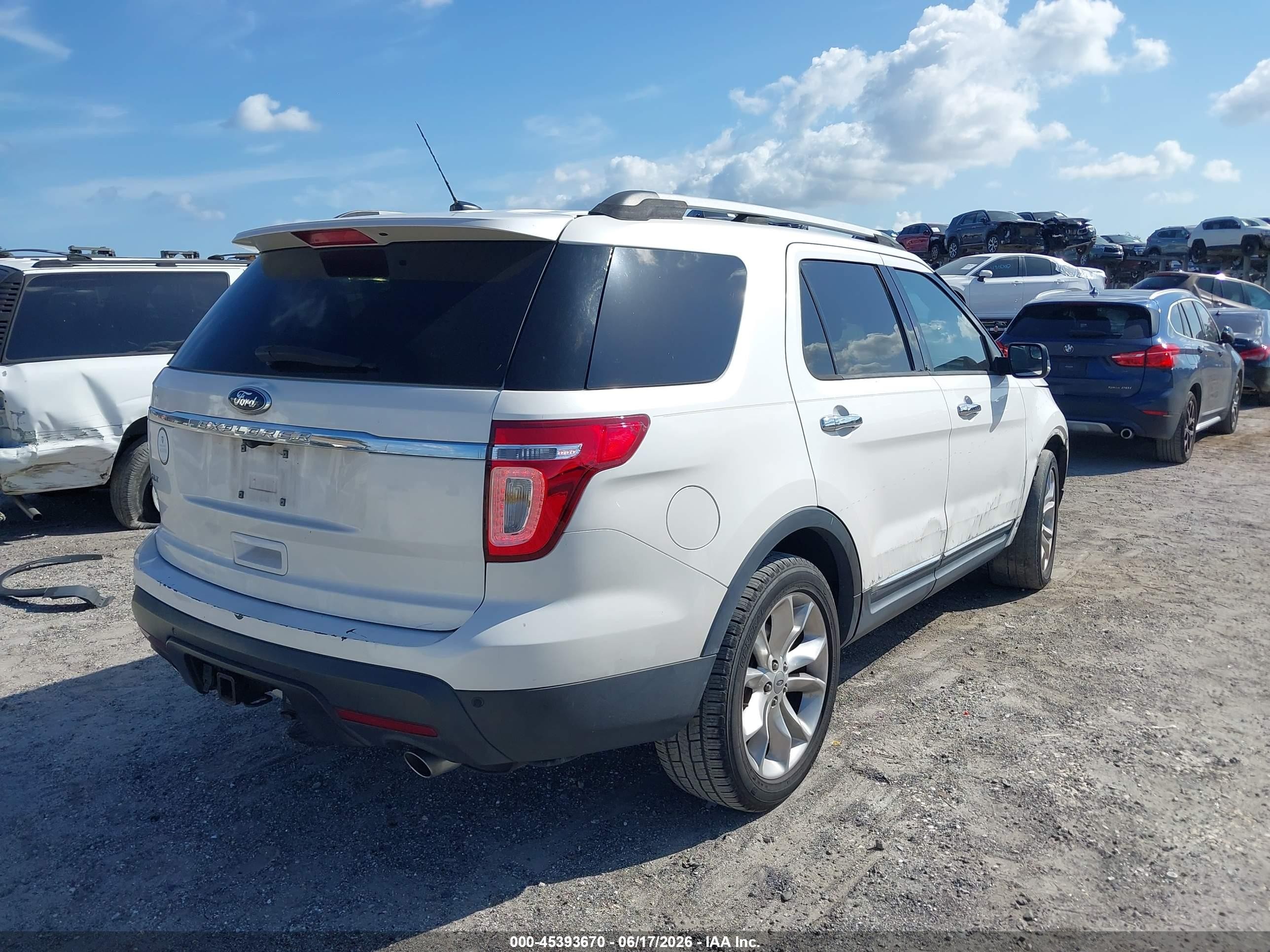 2011 Ford Explorer Xlt White vin: 1FMHK7D87BGA75399