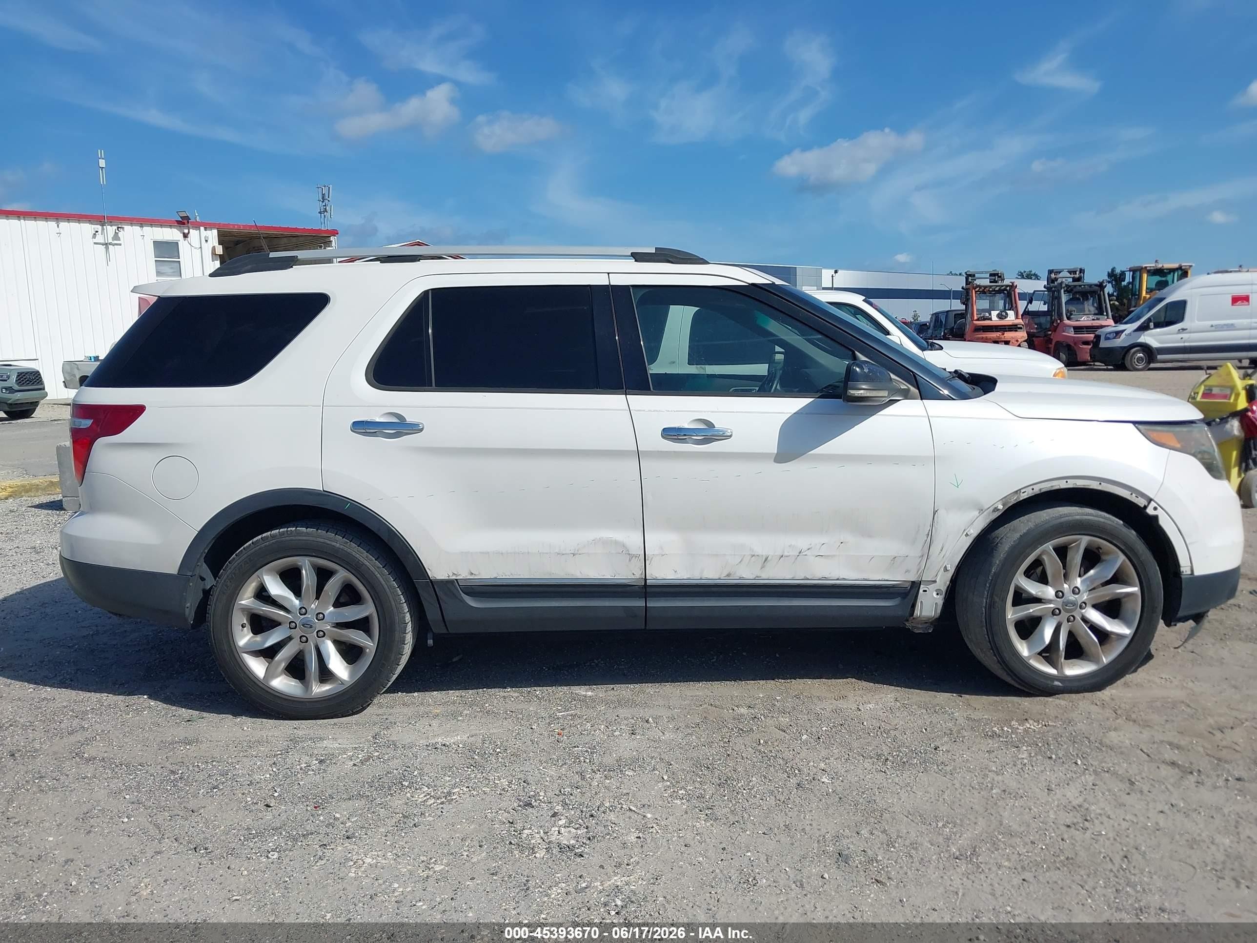 2011 Ford Explorer Xlt White vin: 1FMHK7D87BGA75399