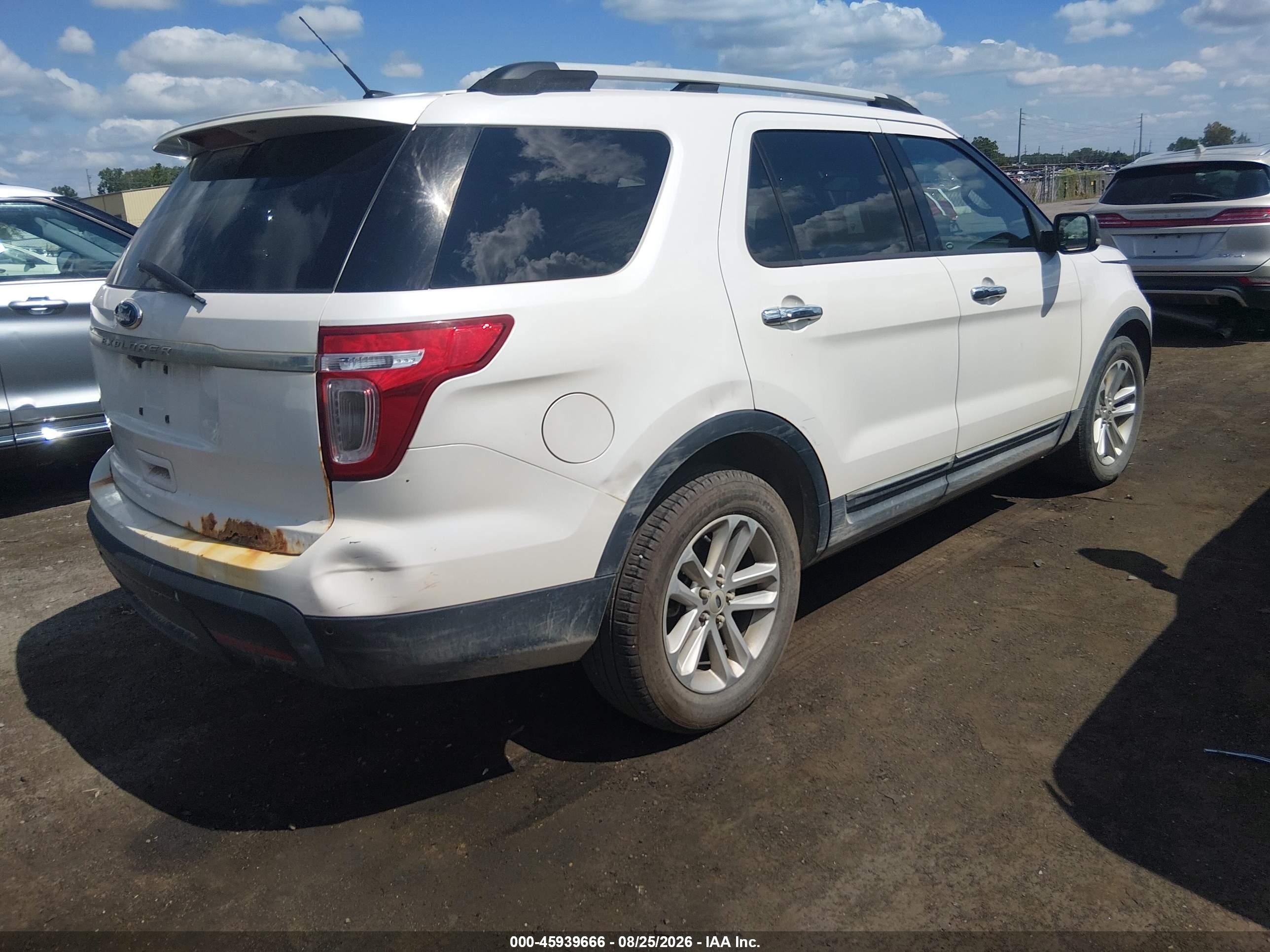 2011 Ford Explorer Xlt White vin: 1FMHK7D88BGA76173