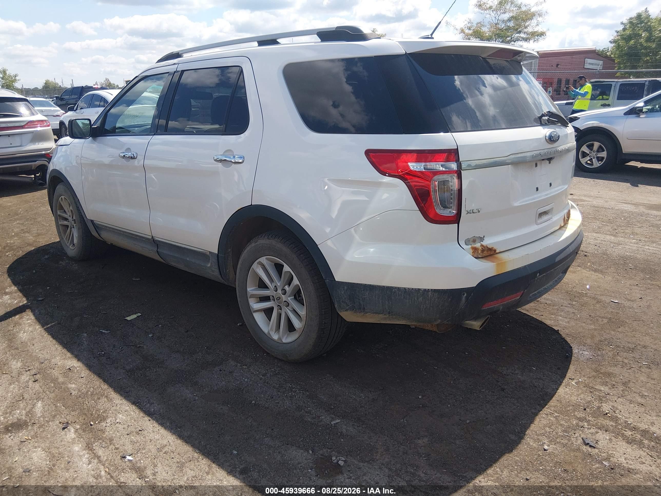 2011 Ford Explorer Xlt White vin: 1FMHK7D88BGA76173