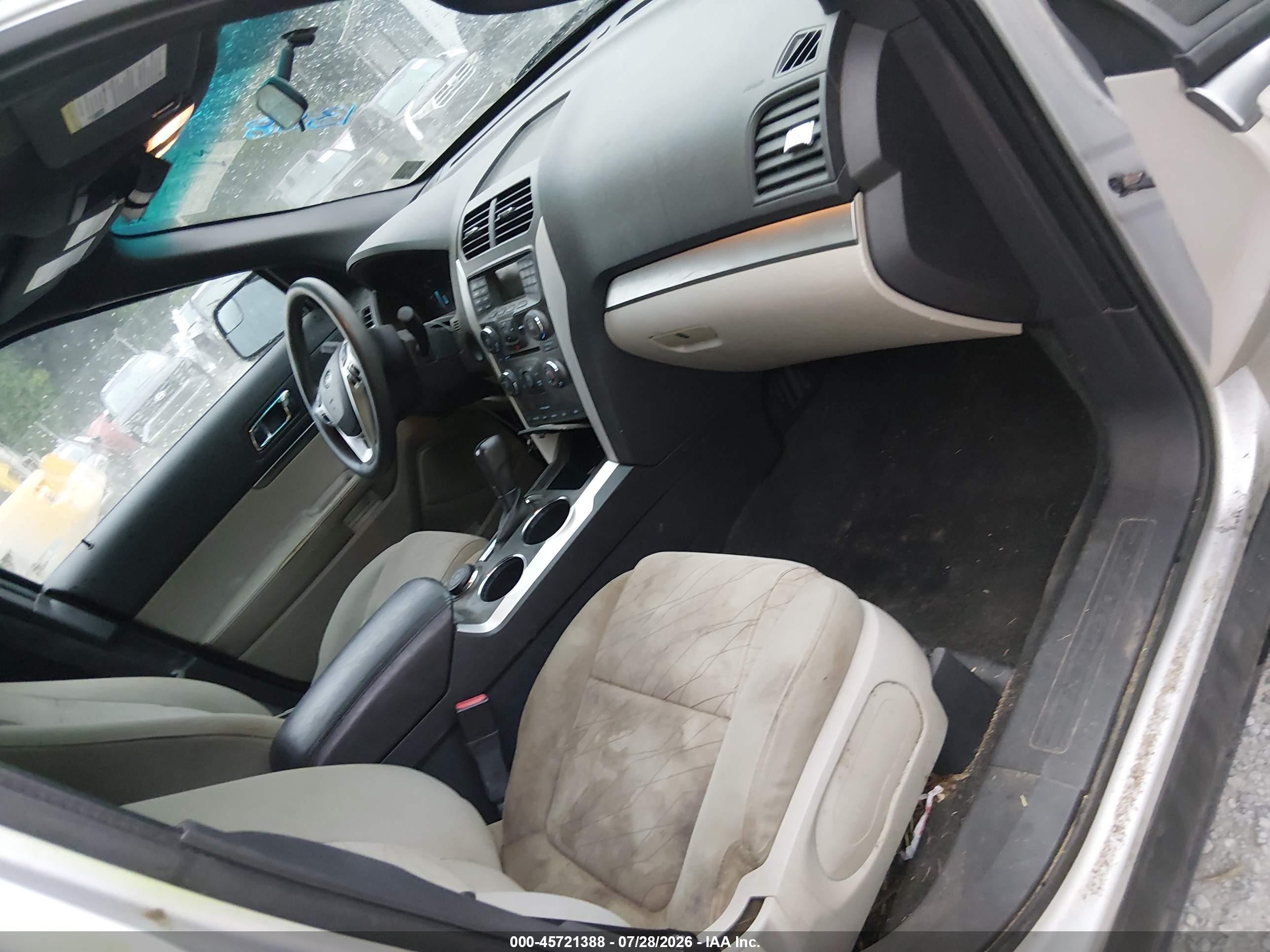 2011 Ford Explorer   Silver vin: 1FMHK8B80BGA71803