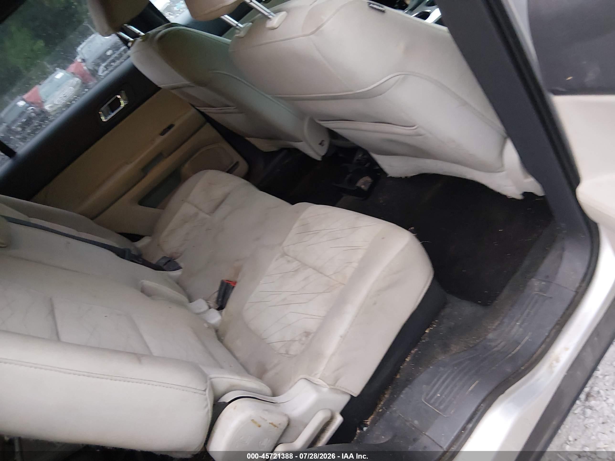 2011 Ford Explorer   Silver vin: 1FMHK8B80BGA71803