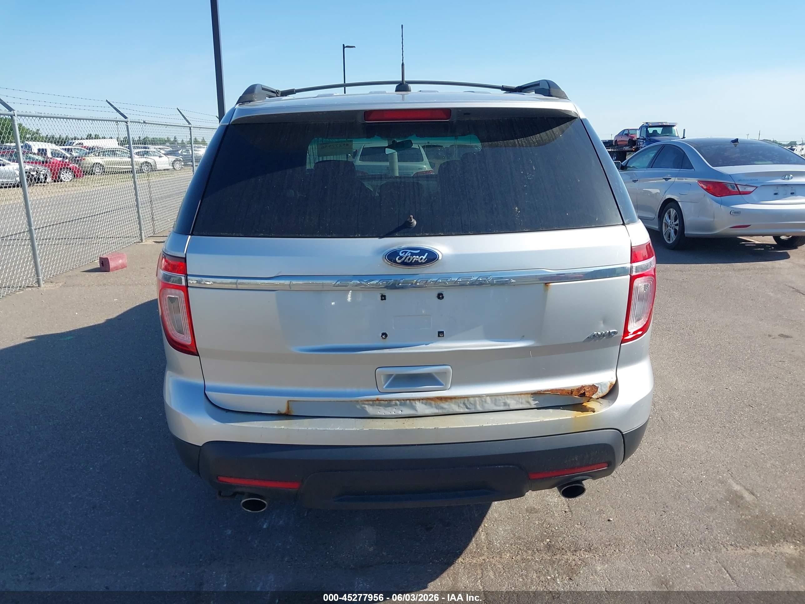 2012 Ford Explorer   Серебряный vin: 1FMHK8B85CGA89358