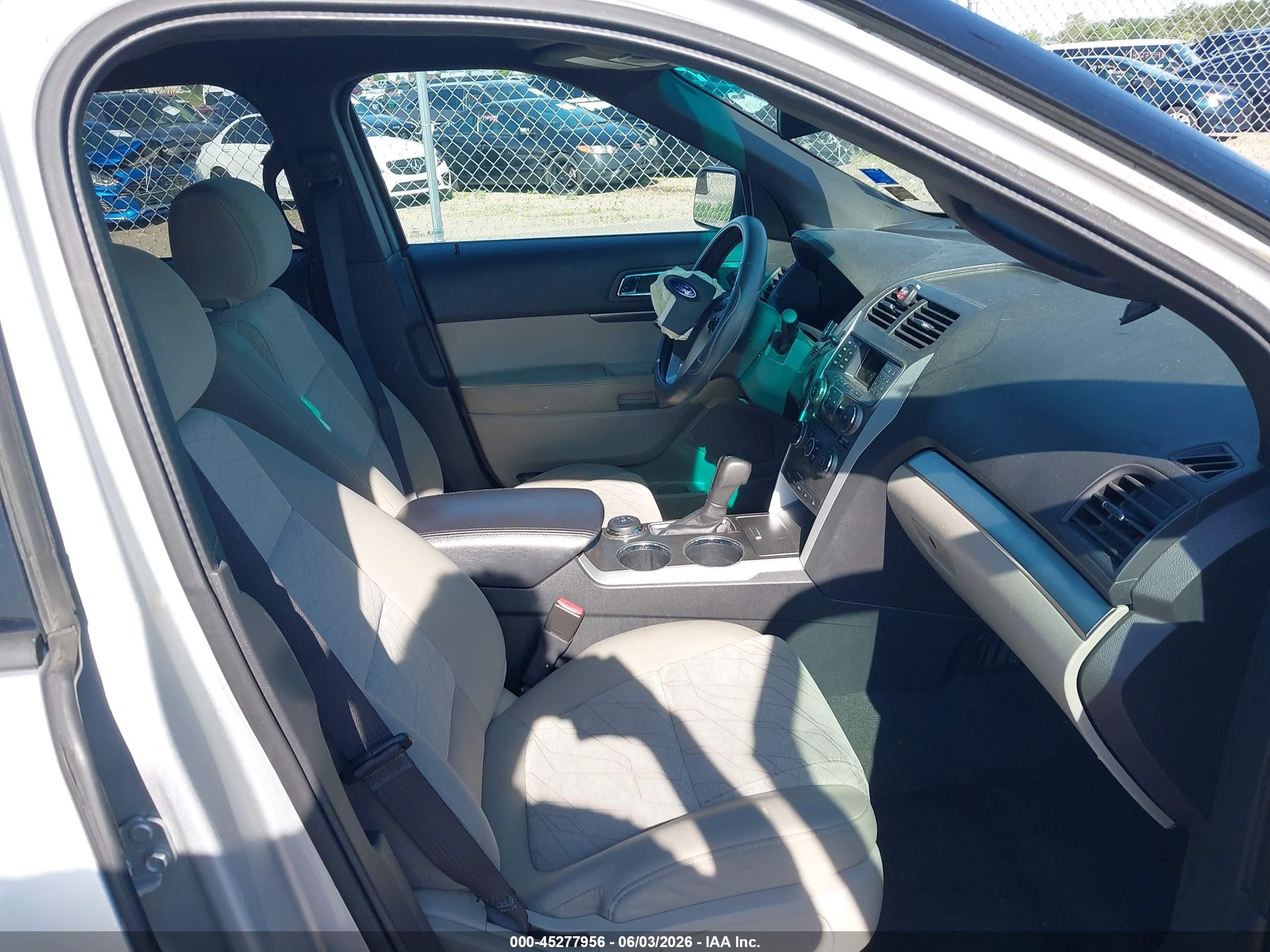 2012 Ford Explorer   Серебряный vin: 1FMHK8B85CGA89358